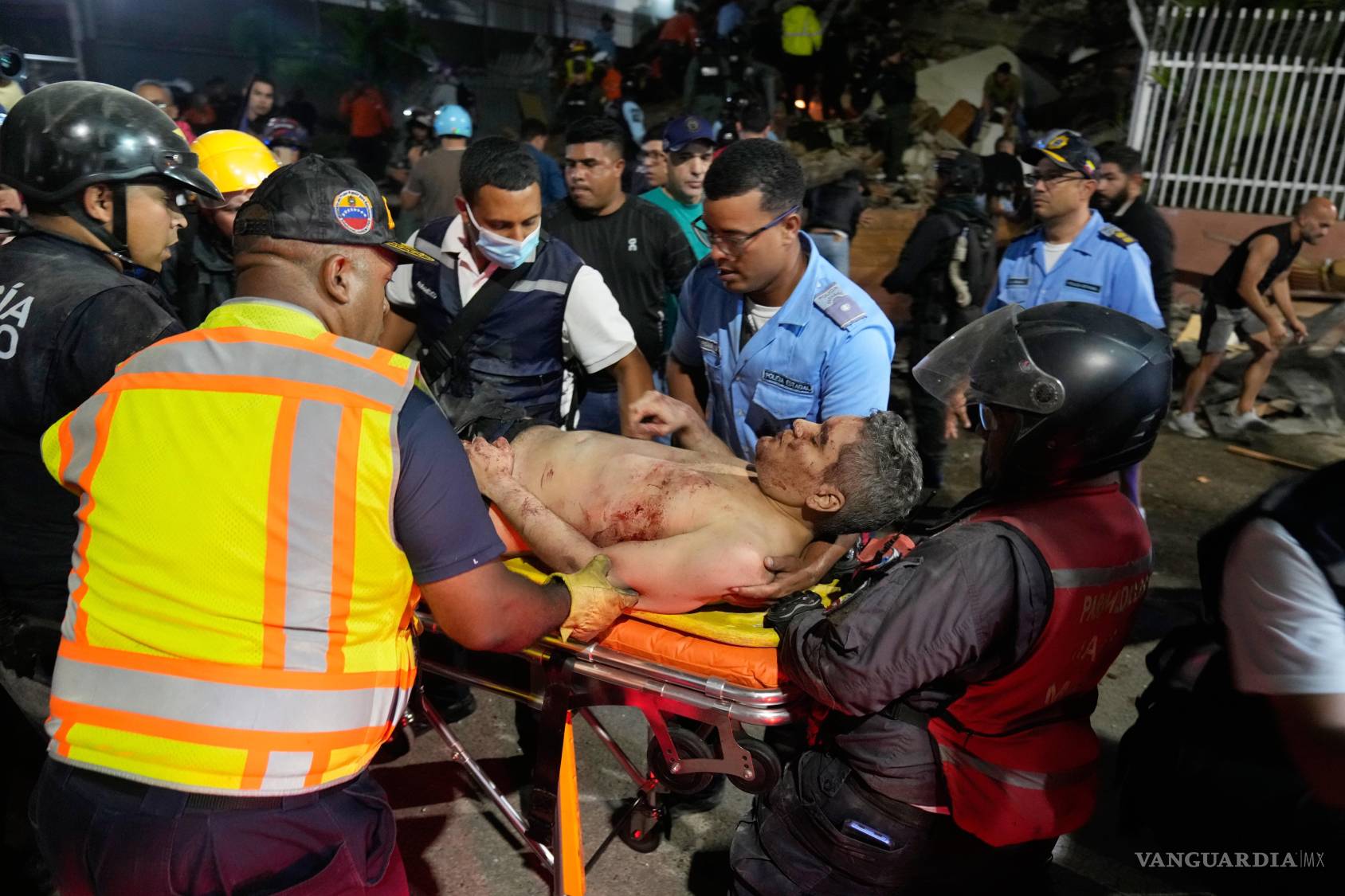 $!Personal de rescate traslada a un hombre herido tras un terremoto en Caracas, Venezuela, el miércoles 24 de junio de 2026.