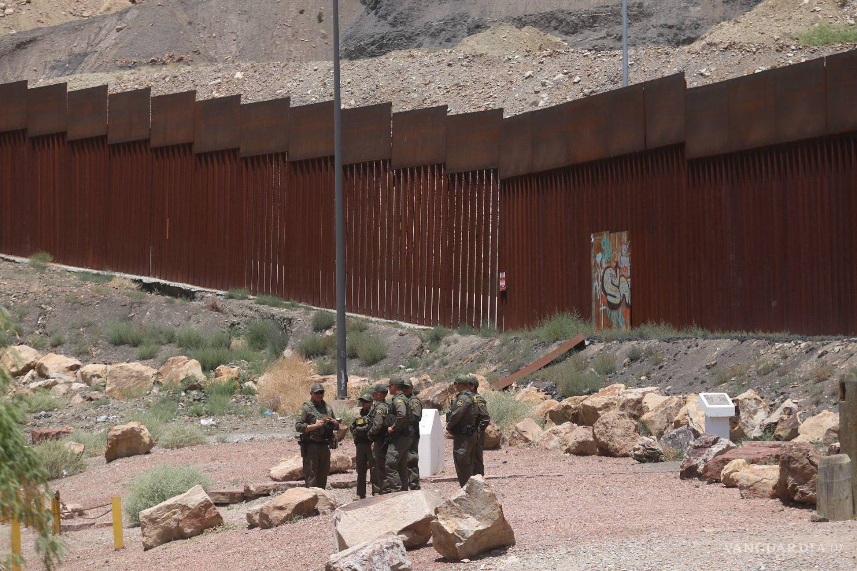$!Elementos de seguridad patrullan a pie las inmediaciones del muro fronterizo, una de las tácticas utilizadas para disuadir las actividades de contrabando y el cruce de migrantes.