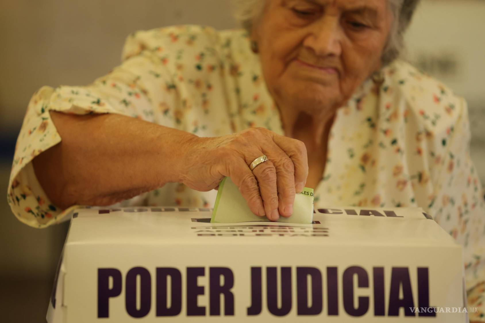 $!Una mujer adulta mayor marca sus boletas con dificultad en una casilla del oriente de Saltillo.