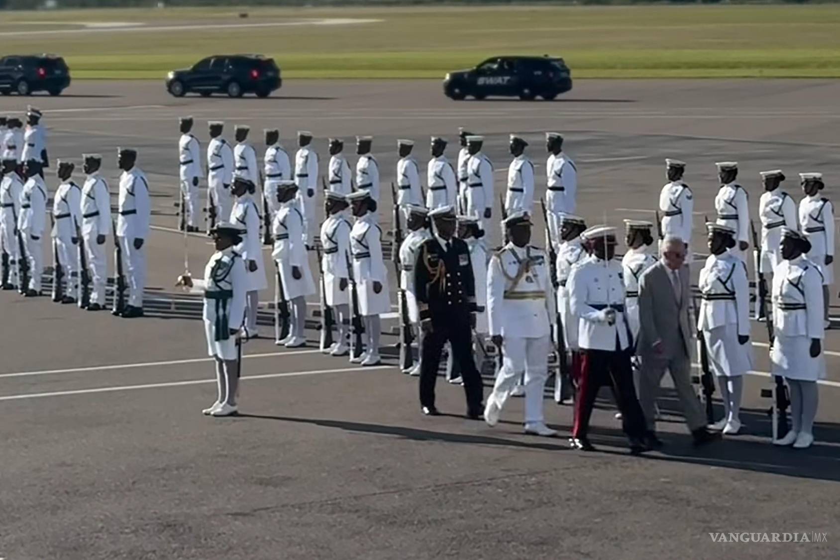$![de la familia real @theroyalfamily que muestra al rey Carlos III (3-d) a su llegada este martes a Nassau][(Bahamas). El rey Carlos III comenzó en Nasáu su primera visita a Bahamas como monarca, que abre una gira]