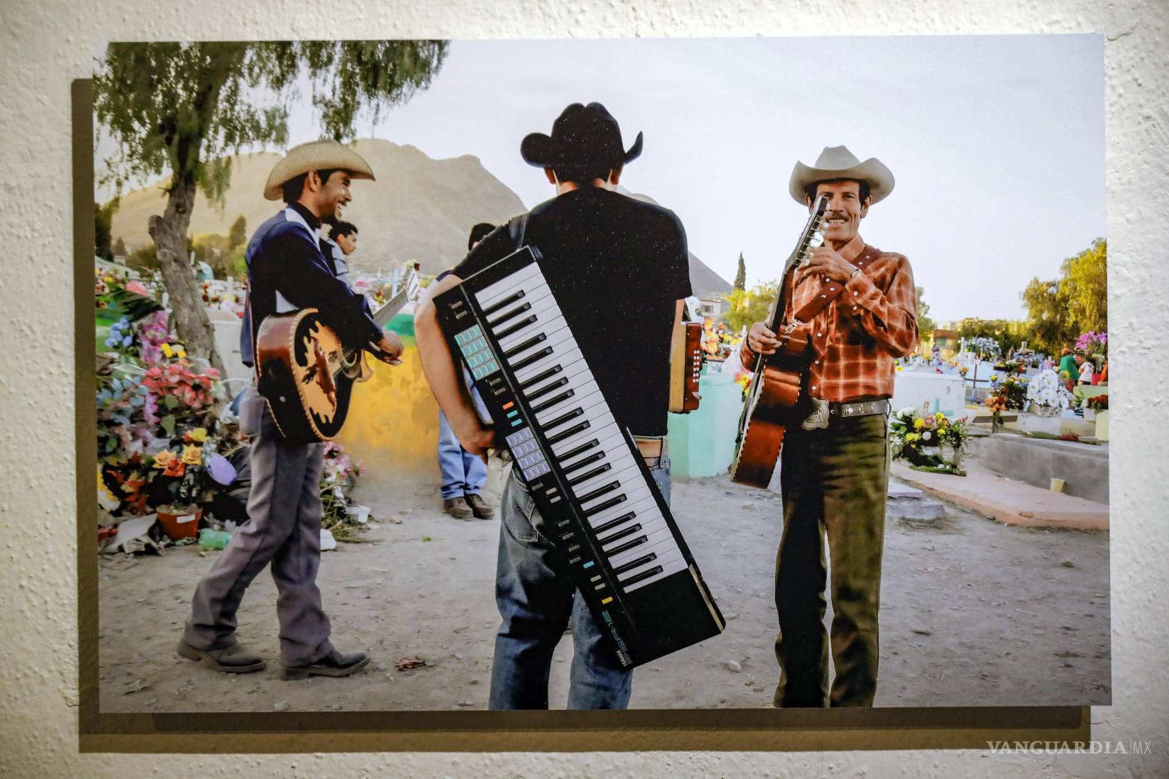 $!Sin altares ni desfiles: Expo de fotografía muestra un Día de Muertos tradicional en Saltillo