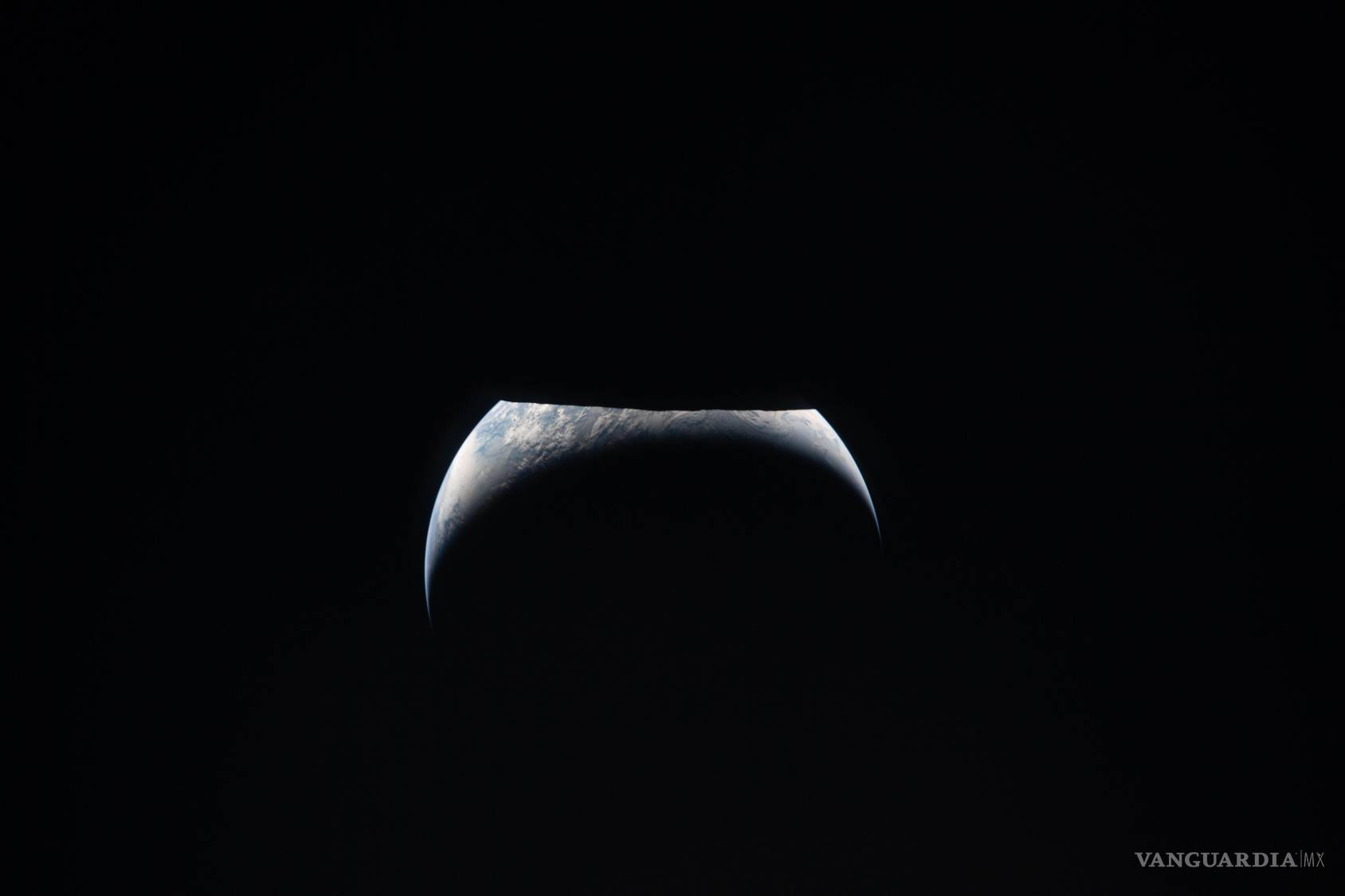 $!Fotografía tomada por integrantes de la tripulación de la misión Artemis II el 6 de abril de 2026, que muestra el amanecer en la Tierra.