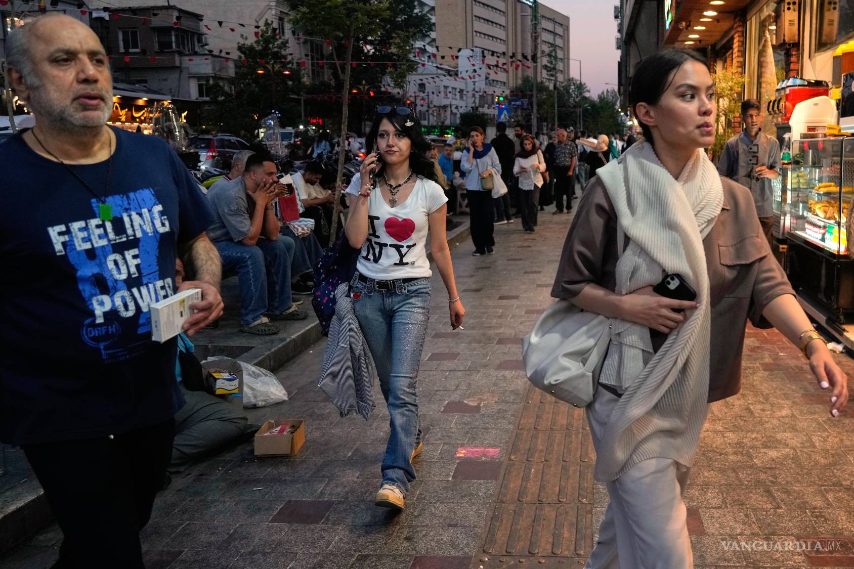 $!Varias personas caminan por la plaza Tajrish, en el norte de Teherán, el lunes 15 de junio de 2026.