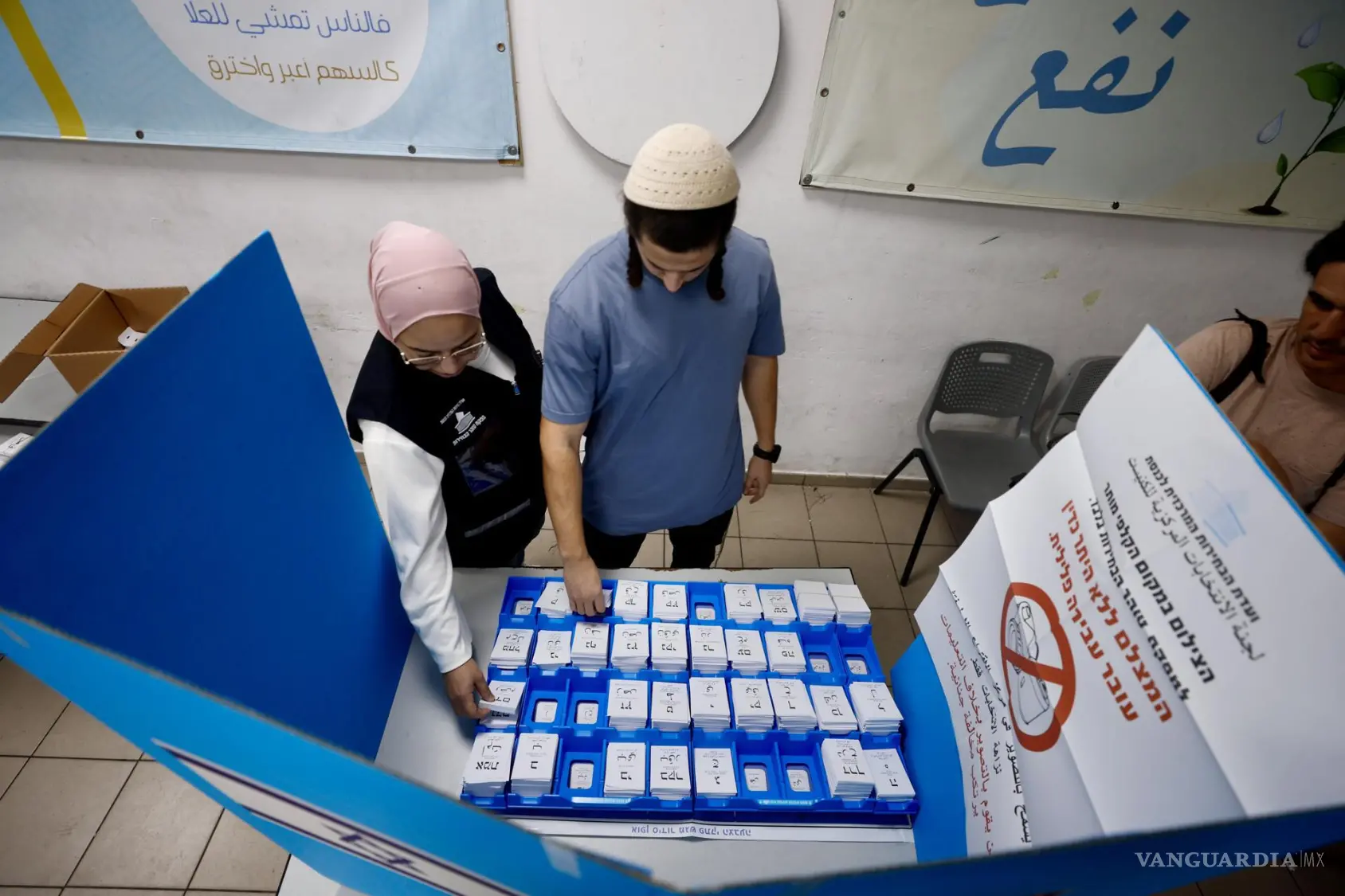 $!Dos personas eligen las papeletas para votar en un colegio electoral en Umm al-Fahm, Israel, el 27 de octubre de 2026.
