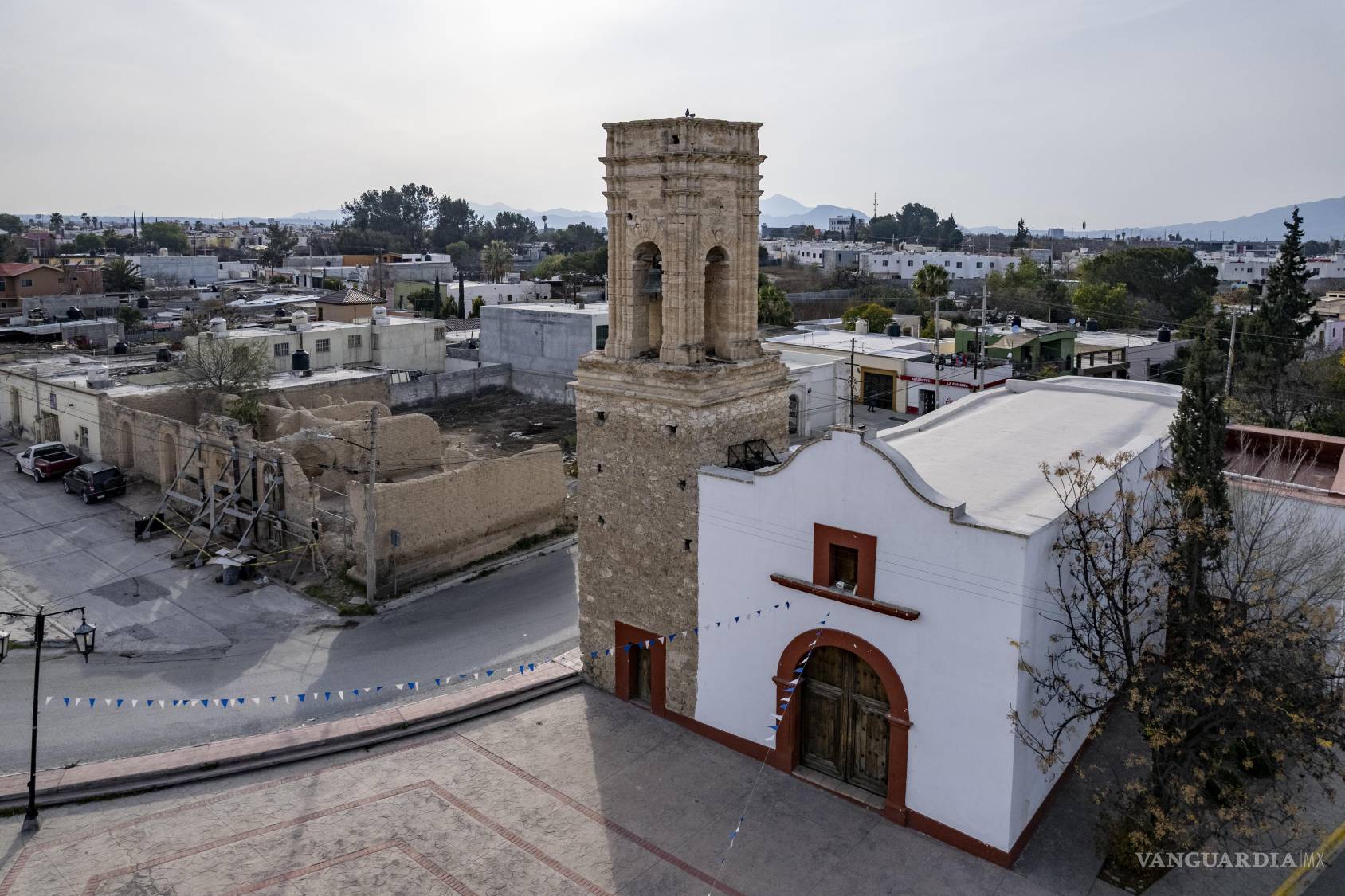 $!El templo de la colonia La Hibernia, con historia de varios siglos, sigue de pie imponente, en medio de nuevas edificaciones, donde resalta la arquitectura única que se erigió en el noreste mexicano.