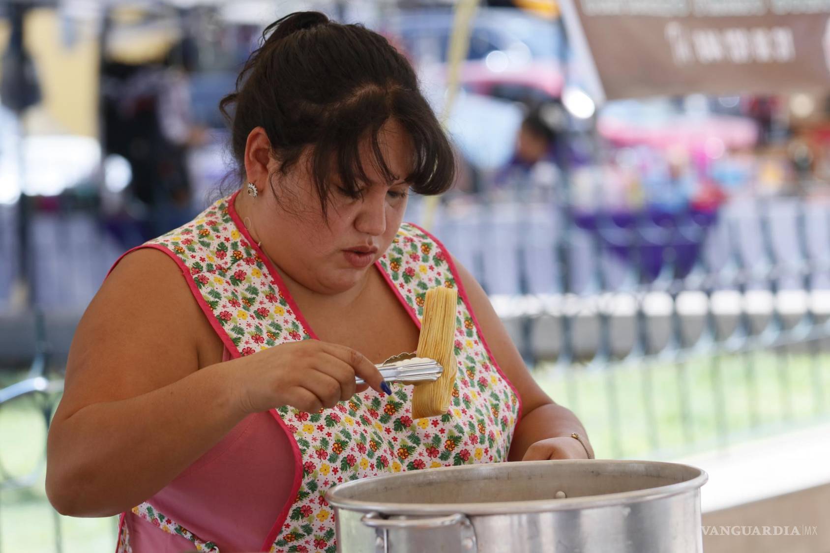 $!Emilia vende tamales de pollo, puerco, queso, frijoles y azúcar, además de rellenos de chicharrón de la tradicional Carnicería Ramos.