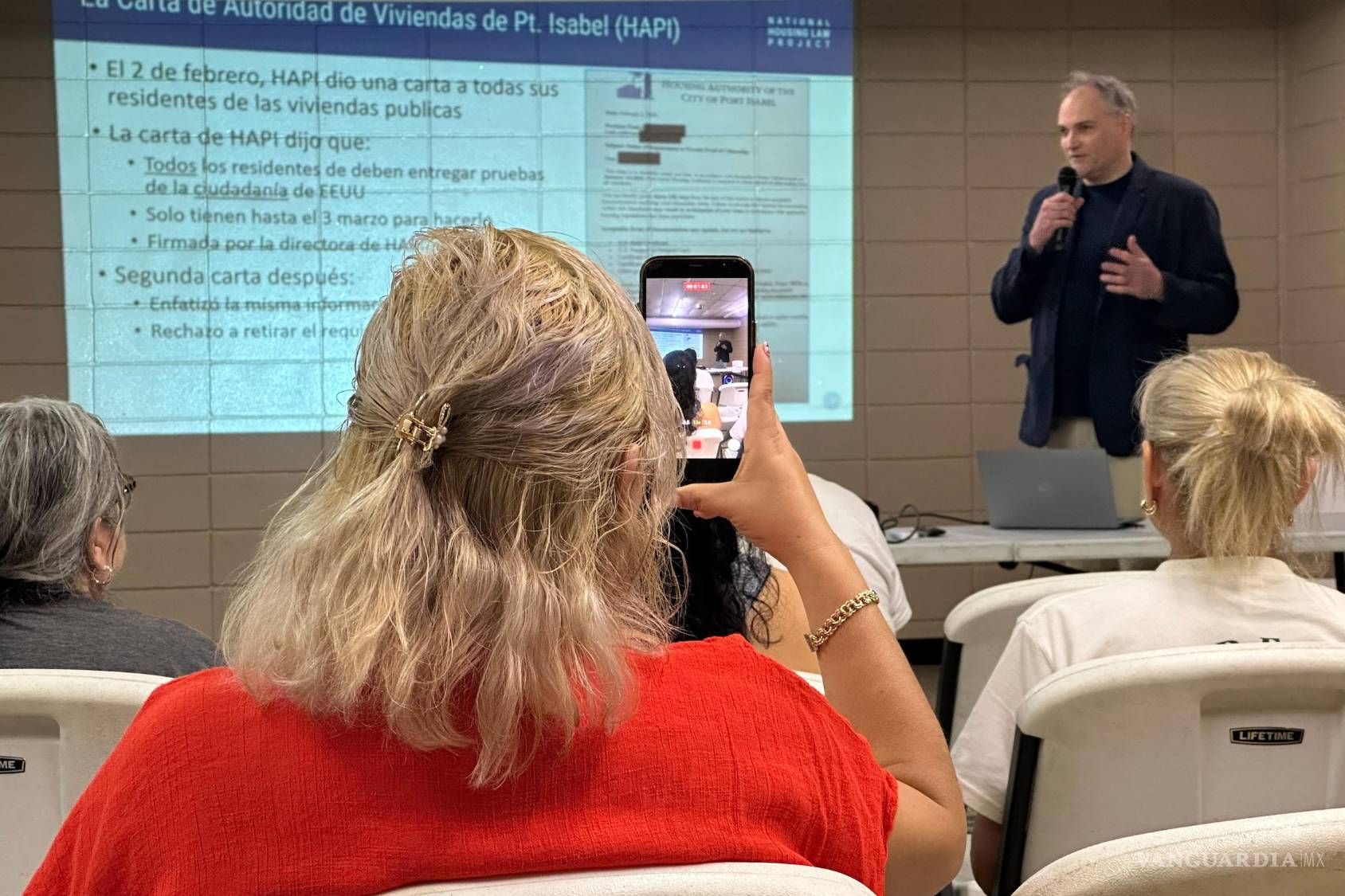 $!Personas enun foro público en Port Isabel, para escuchar a Eric Dunn, abogado del Proyecto Nacional de Leyes de Vivienda, sobre los derechos de los inquilinos.