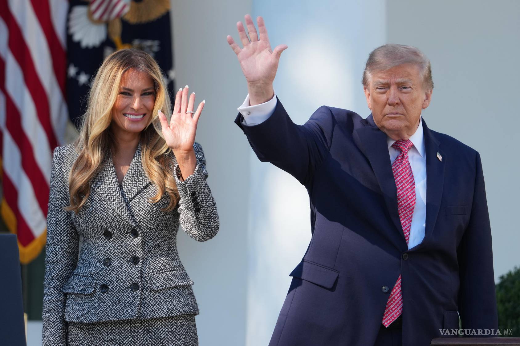 $![El presidente Donald Trump, junto a la primera dama Melania Trump, saludan tras un evento sobre la salud de la mujer]