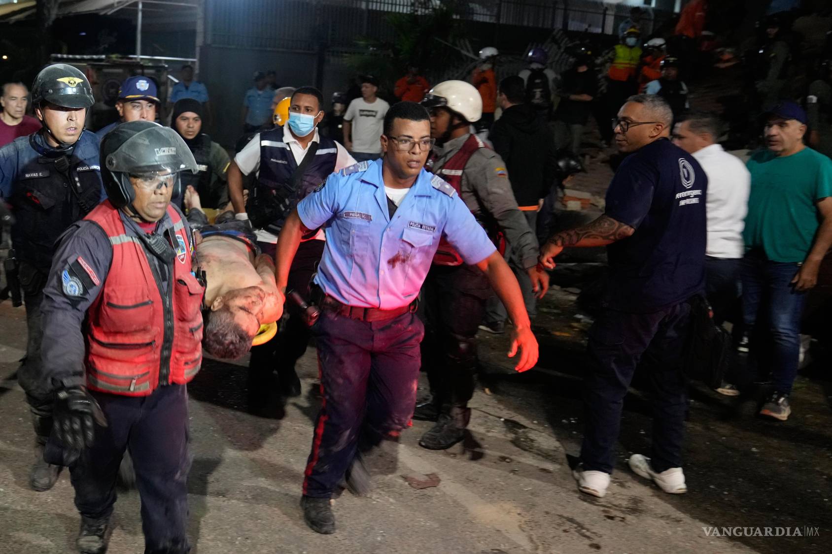 $!Personal de rescate traslada a un hombre herido tras un terremoto en Caracas, Venezuela, el miércoles 24 de junio de 2026.