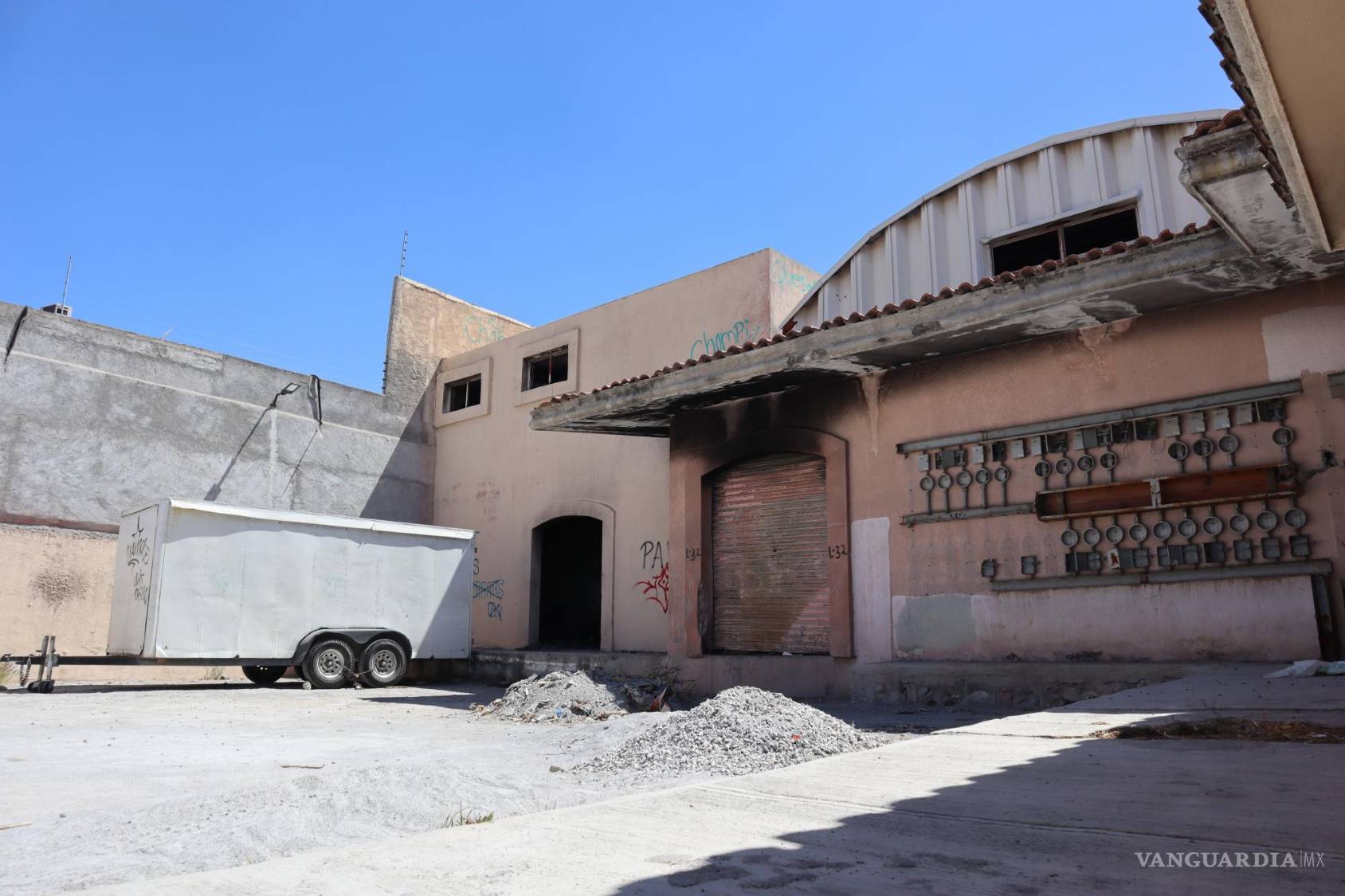 $!El centro comercial nunca tuvo el auge que se esperaba, pues prácticamente desde que se construyeron están vacíos.