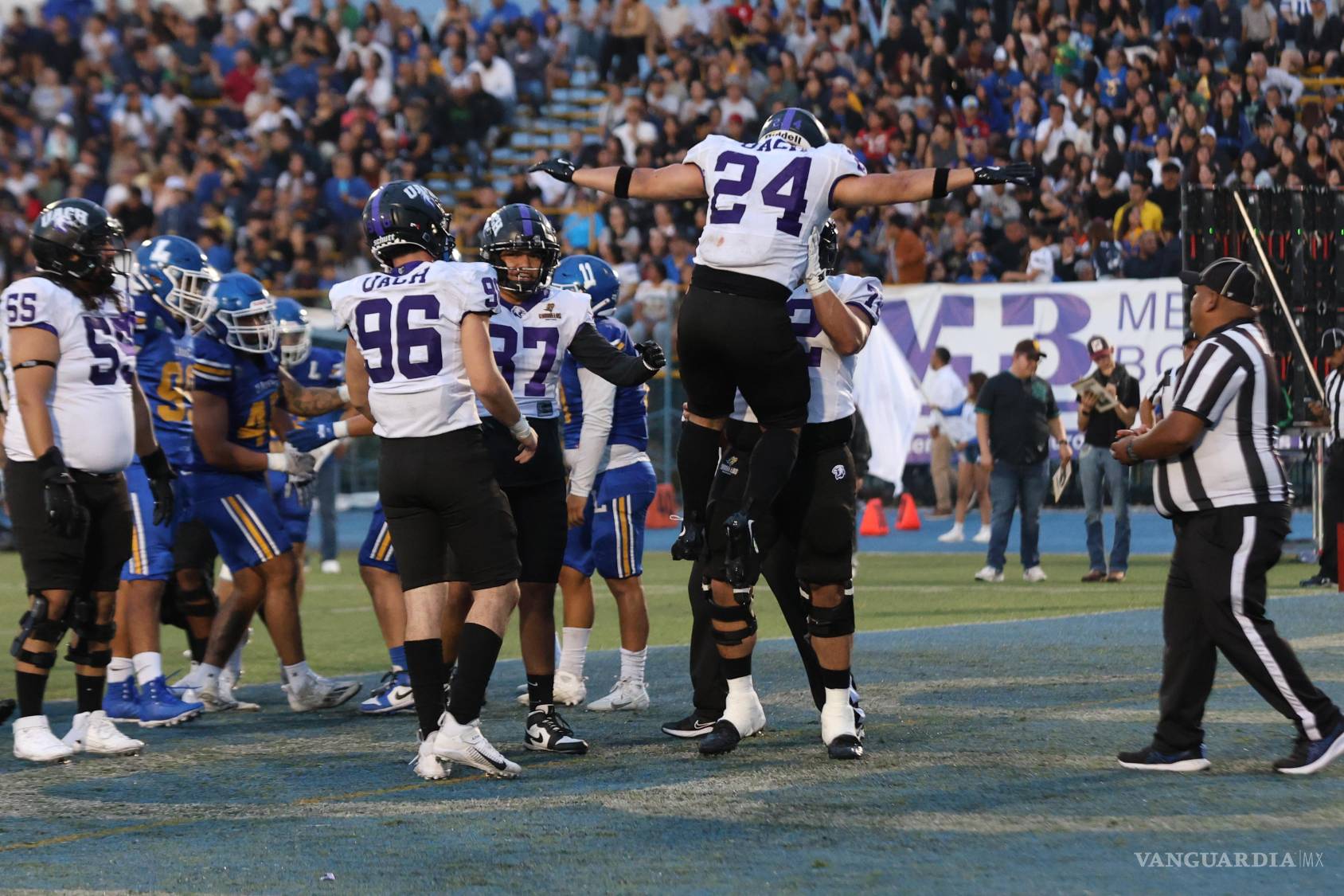 $!El duelo inaugural dejó una gran exhibición de futbol americano universitario.