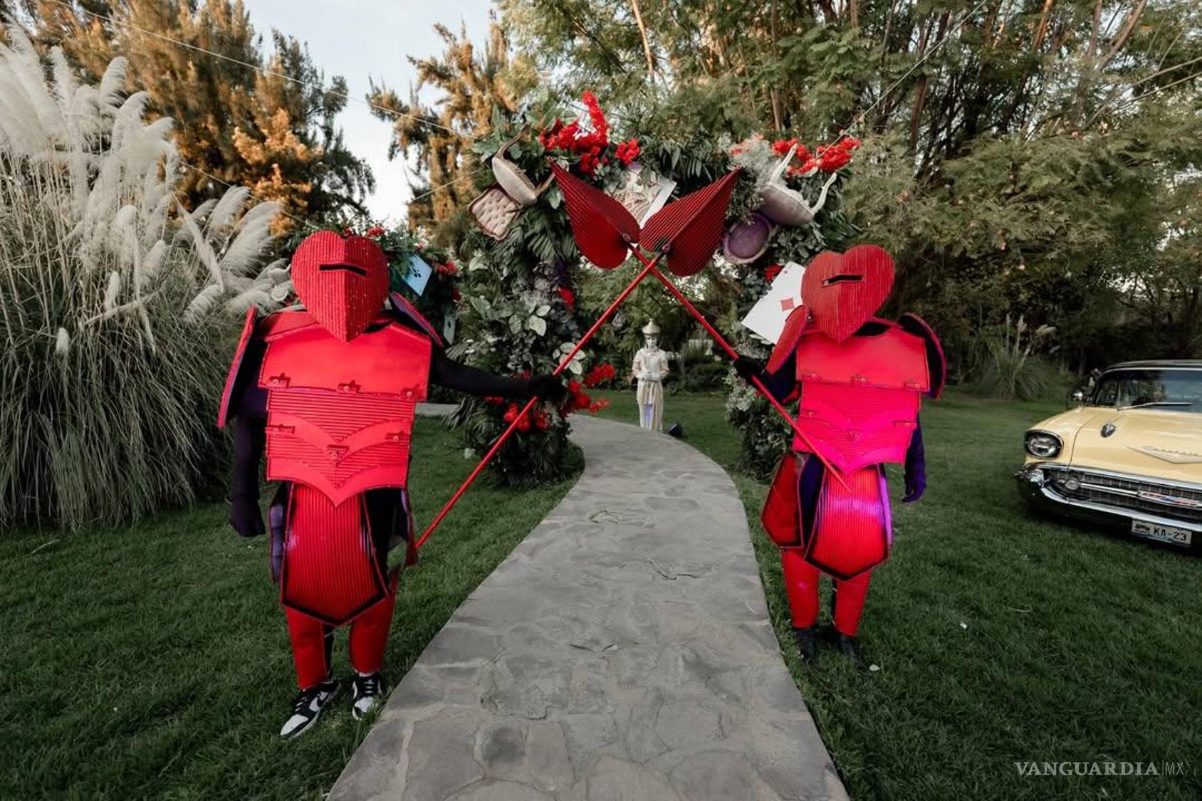 $!Pedida millonaria en Guanajuato: Desata polémica lujosa fiesta estilo Alicia en el País de las Maravillas