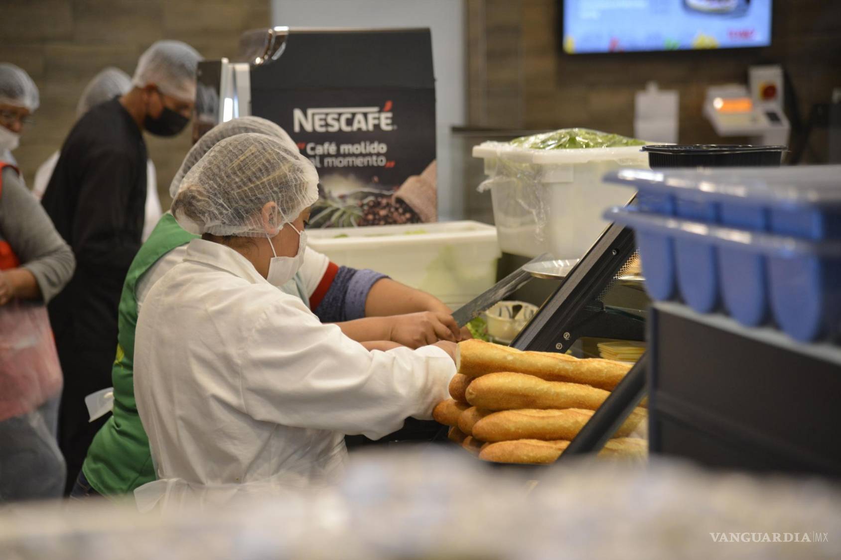 $!Personal de la tienda preparando los últimos detalles para la apertura, enfocándose en brindar un servicio de calidad a los clientes.