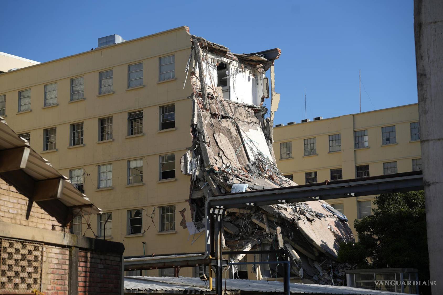 $!Fotografía que muestra un edificio destruido del Hospital Universitario del Valle del Cauca este martes, en Cali, Colombia.