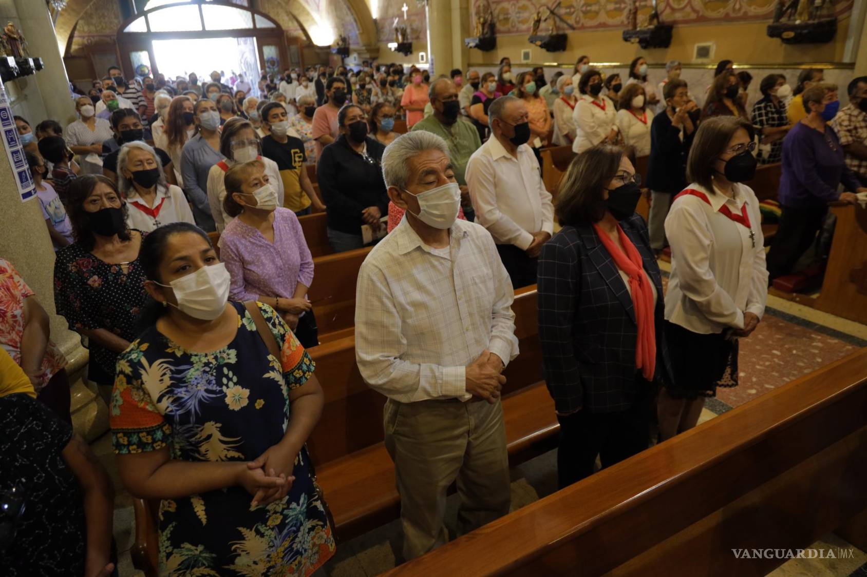 $!Cada año, cientos de devotos se suman a las misas del Santo Cristo.