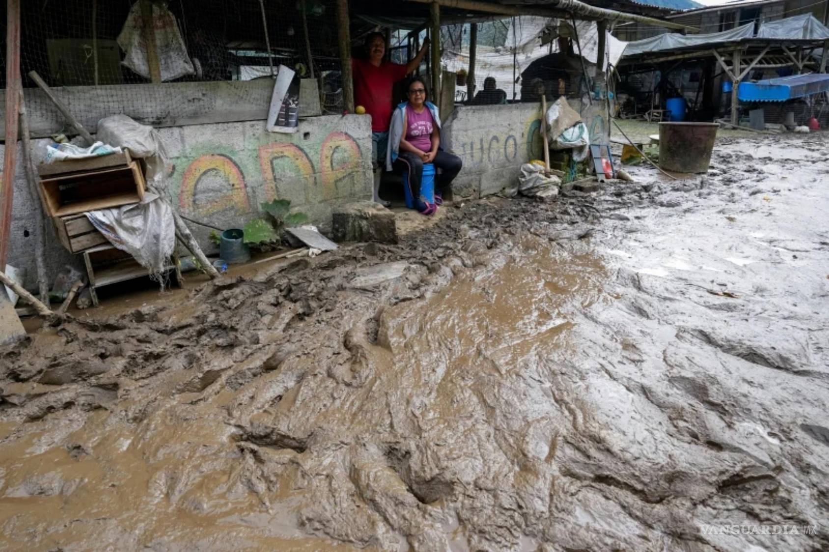 $!Una persona observa una carretera inundada por un deslizamiento de tierra provocado por las fuertes lluvias en Baños, Ecuador, el 17 de junio de 2024.