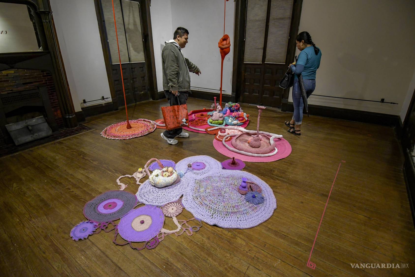 $!Vestidos que cuentan historias, paisajes textiles y consignas tejidas se unen en exposición de Casa Purcell en Saltillo