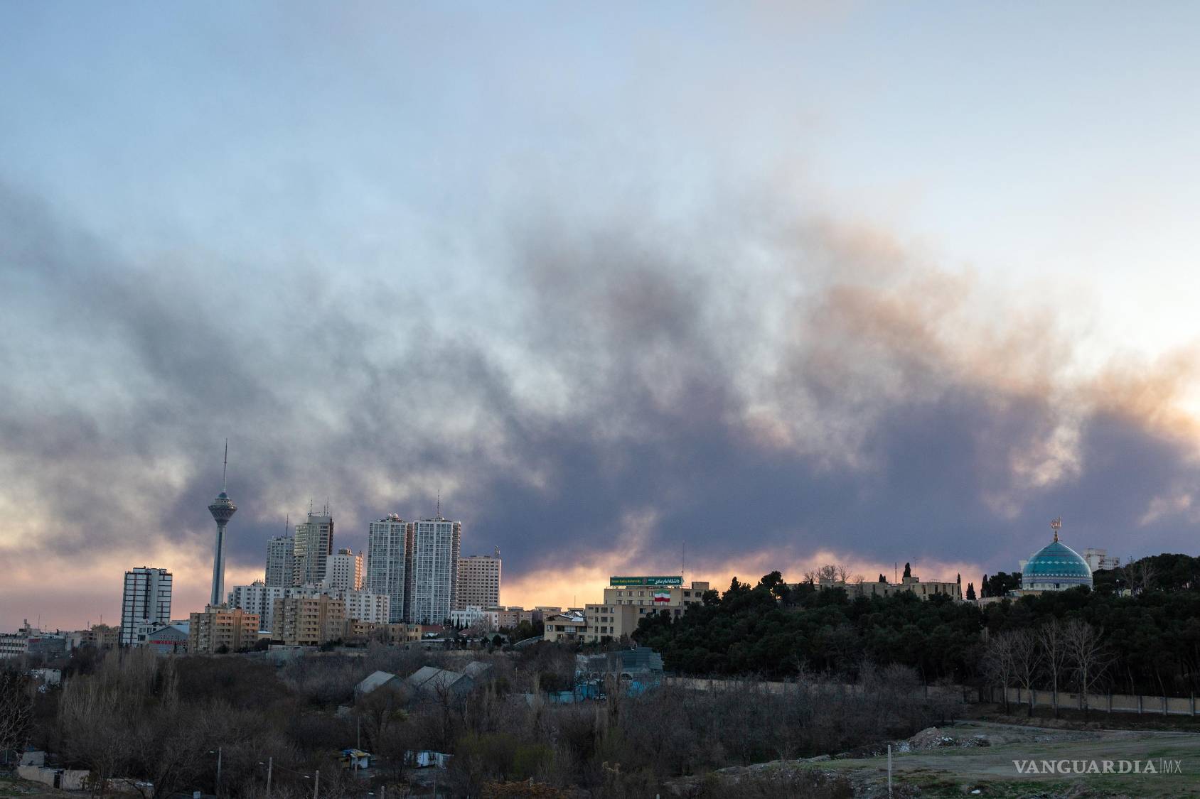 $!Una enorme nube de humo negro cubre el cielo tras los ataques aéreos estadounidenses e israelíes en Teherán.
