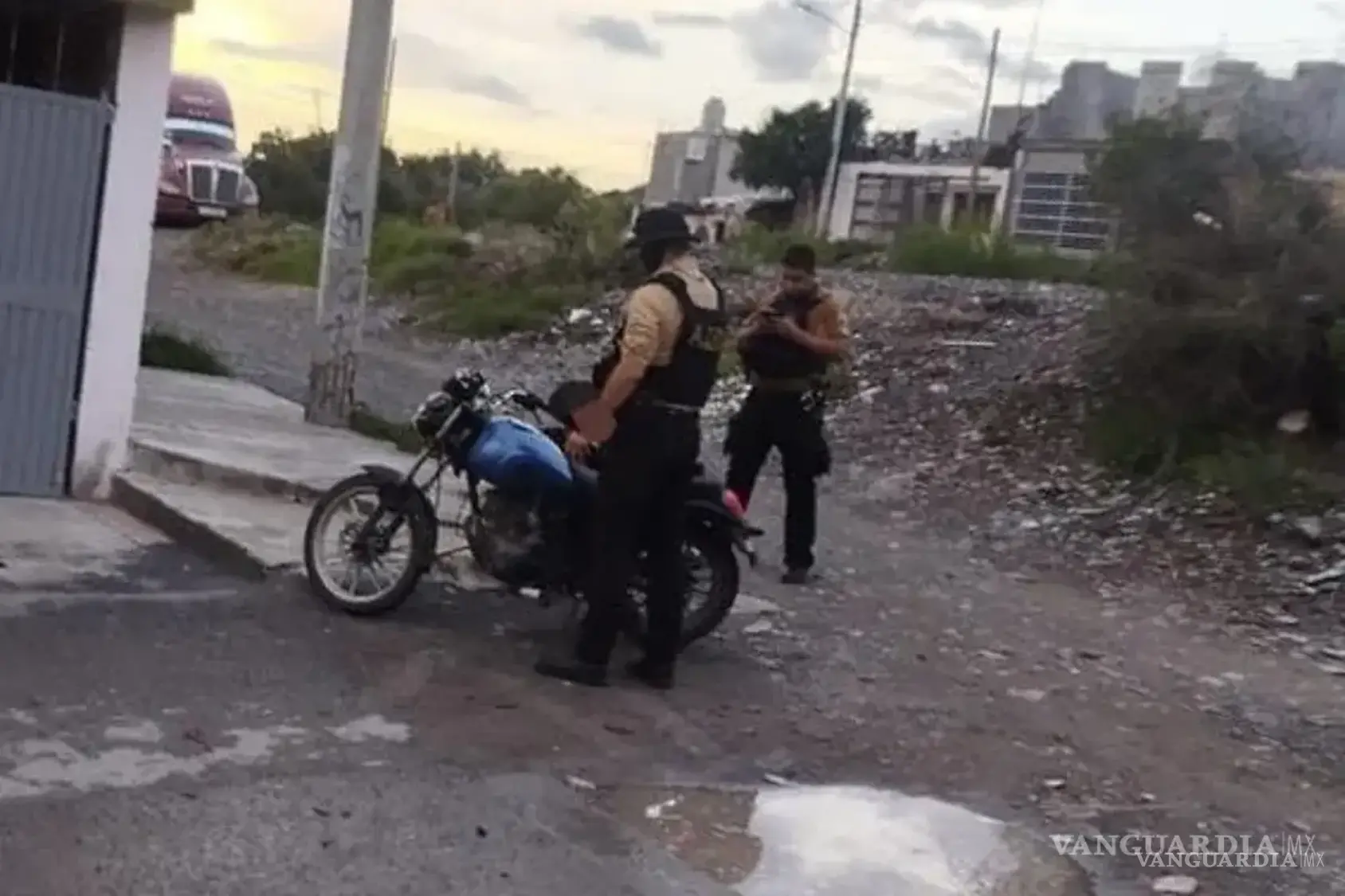 $!A machetazos le quitan la moto a repartidor en el sur de Saltillo; detienen a uno.