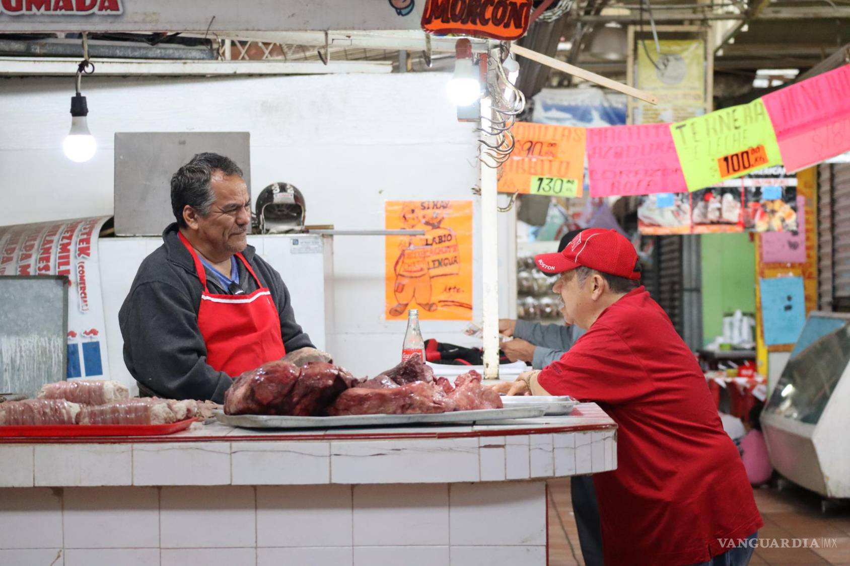 $!Siendo muy pequeño, con apenas 8 años, Francisco Trujillo Rentería, ayudaba a su padre Joaquín Trujillo y a un tío en la matanza de cabritos allá por 1964 para la carnicería La Esmeralda.