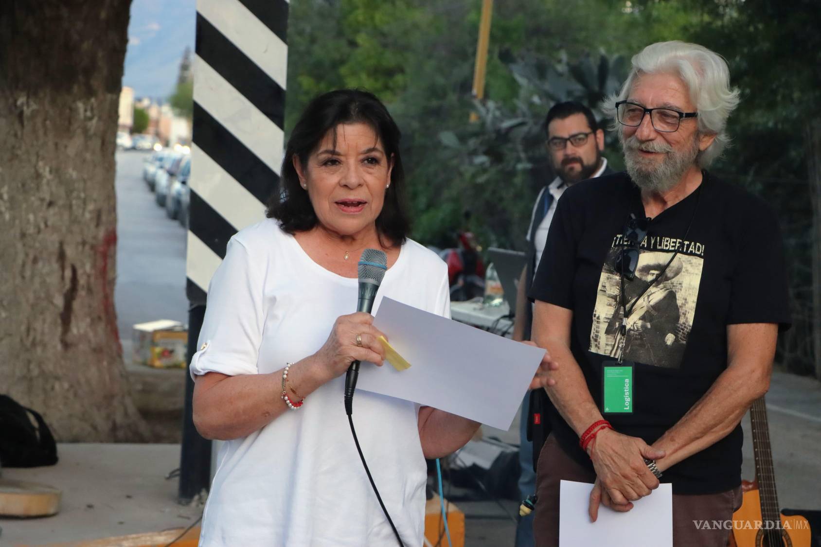 $!Armando López Romero (der.), uno de los impulsores del movimiento vecinal que salvó el emblemático nogal, destacó que la lucha no es contra el desarrollo, sino por el derecho a decidir sobre el hábitat común.