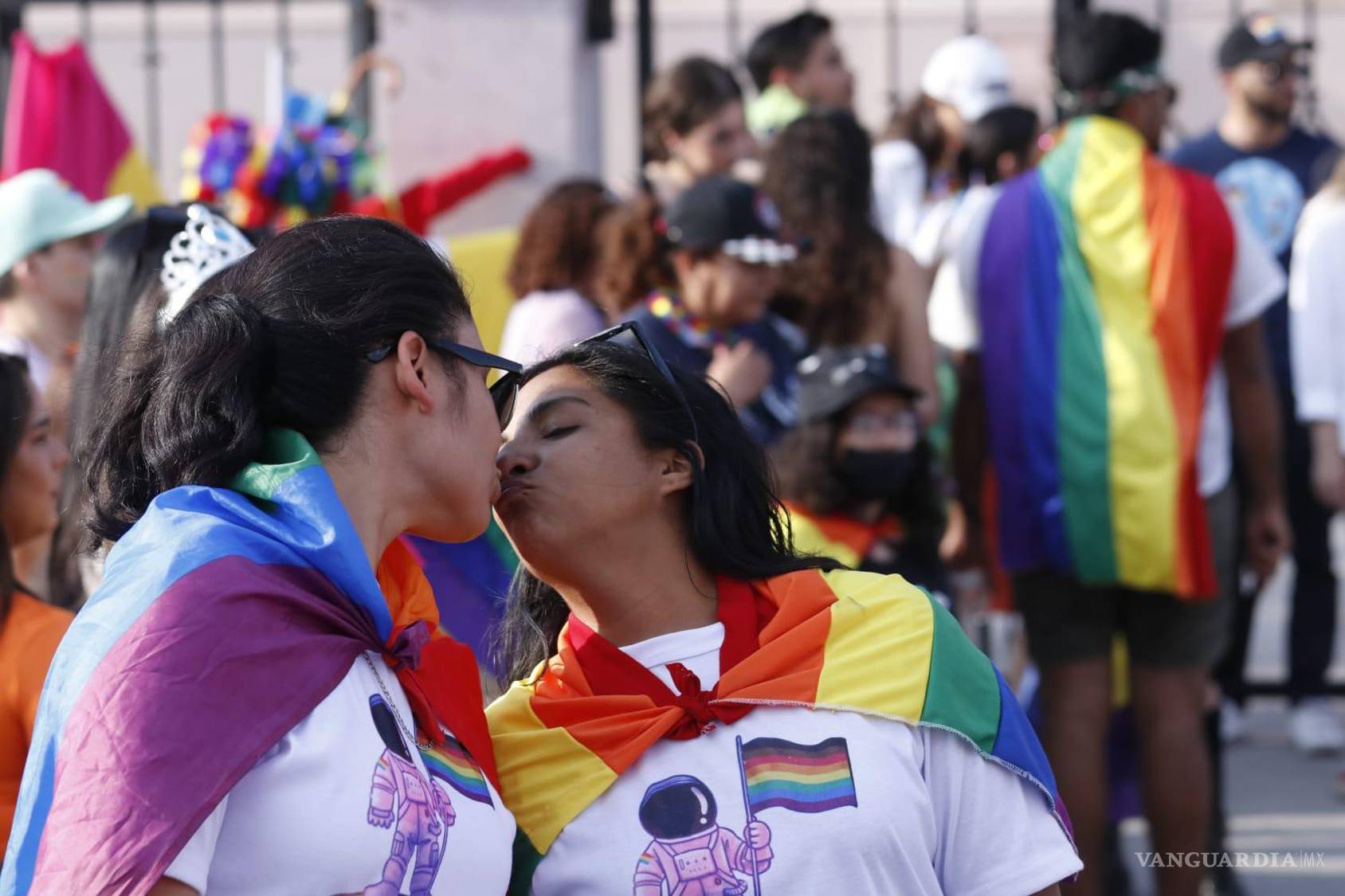 $!Parejas expresaron libremente su amor y la lucha por sus derechos humanos.