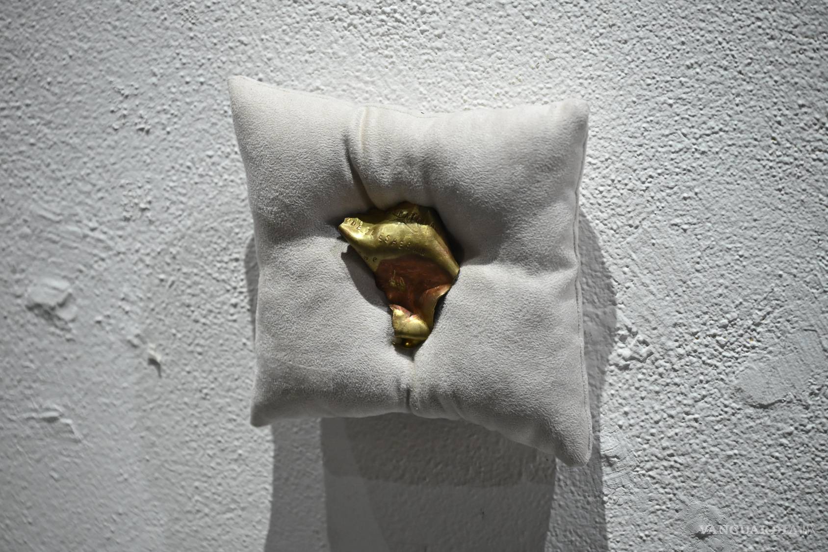 $!María Ortiz convierte lo suave en incomodidad en la expo ‘Mover la cama con los dientes’ en Saltillo