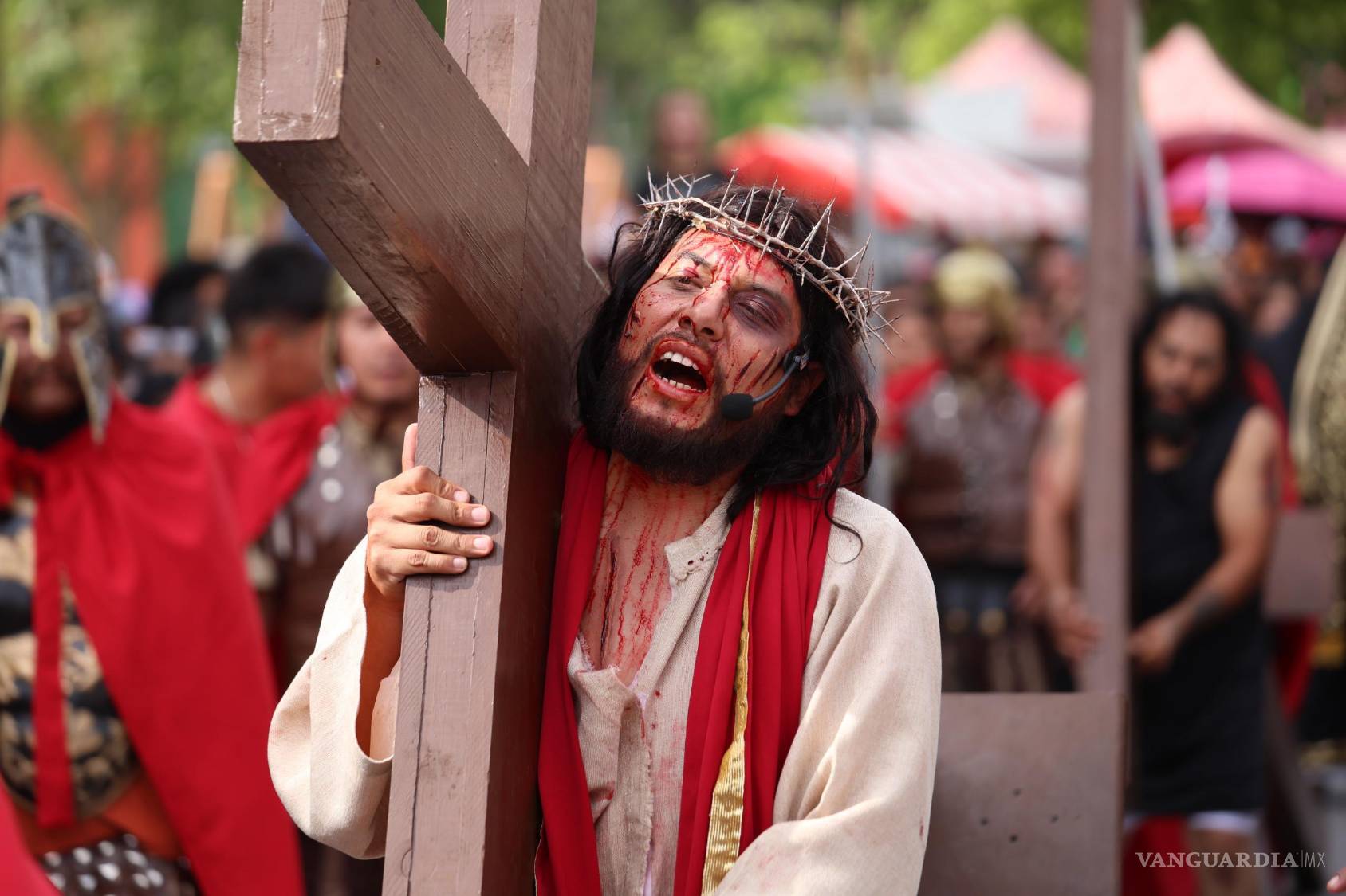 $!Jesús siguio adelante, sosteniendo la cruz con esfuerzo, mientras la multitud sigue su paso con respeto.