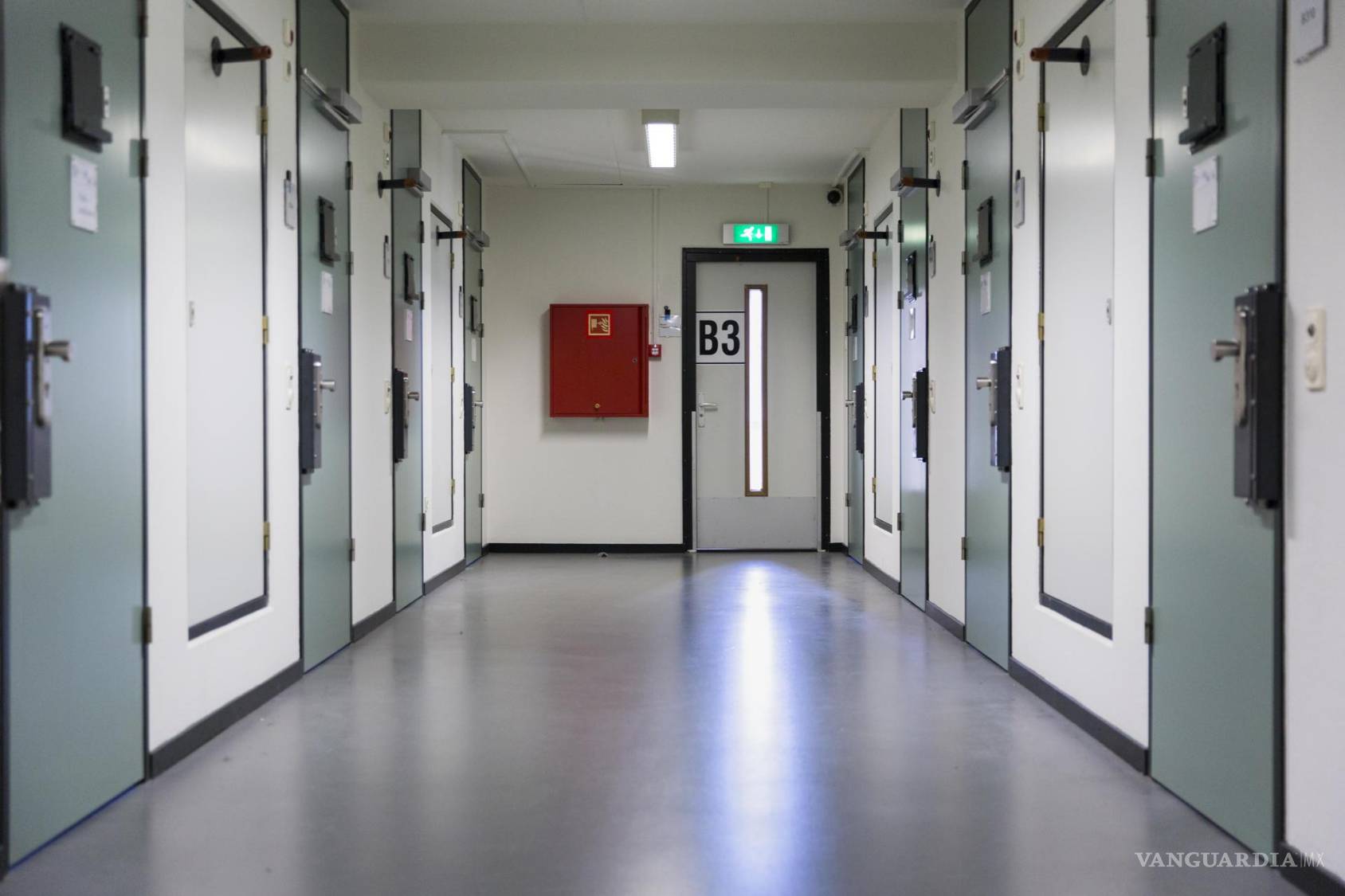 $!Un pasillo en el Centro de Detención de la Corte Penal Internacional (CPI), donde aguardan juicio algunos acusados de los peores crímenes del planeta.