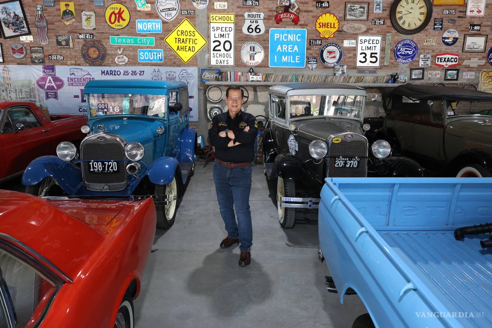 $!Al fondo de sus vehículos más emblemáticos, Dávila conserva también la memorabilia y señalética que ha coleccionado en más de cuatro décadas. Todo en su espacio remite a la cultura carretera y al espíritu viajero que dio origen al movimiento.