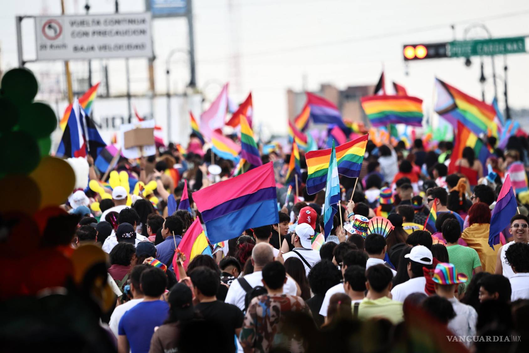 $!Miles de personas participaron en la Marcha del Orgullo y la Dignidad 2026, que recorrió el bulevar Venustiano Carranza hasta llegar a la Plaza de Armas de Saltillo.