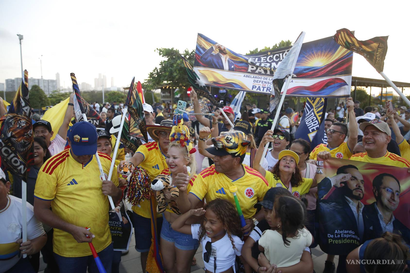 $!Seguidores del candidato presidencial Abelardo de la Espriella, celebran al final de la jornada electoral este domingo en Barranquilla (Colombia).