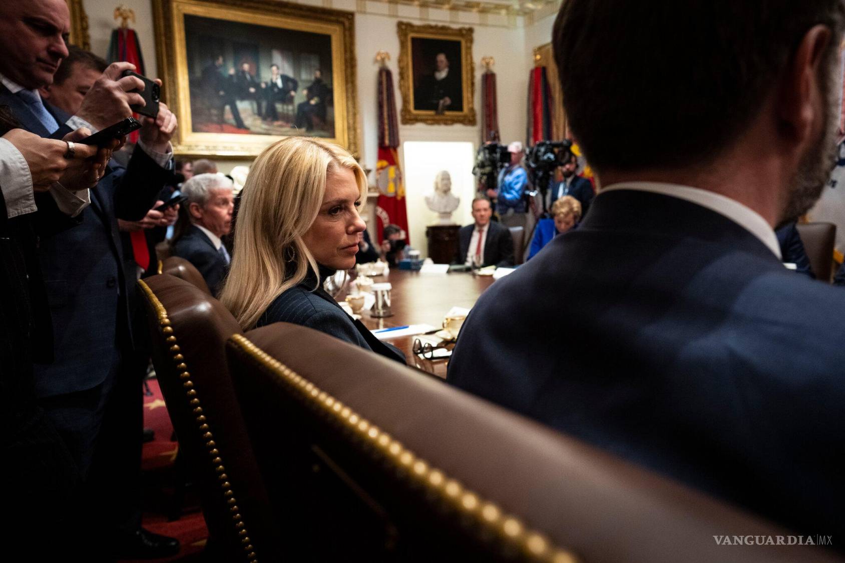 $!La fiscala general Pam Bondi en una reunión del gabinete en enero. El miércoles se reunió con el presidente Trump para defender su permanencia en el cargo.