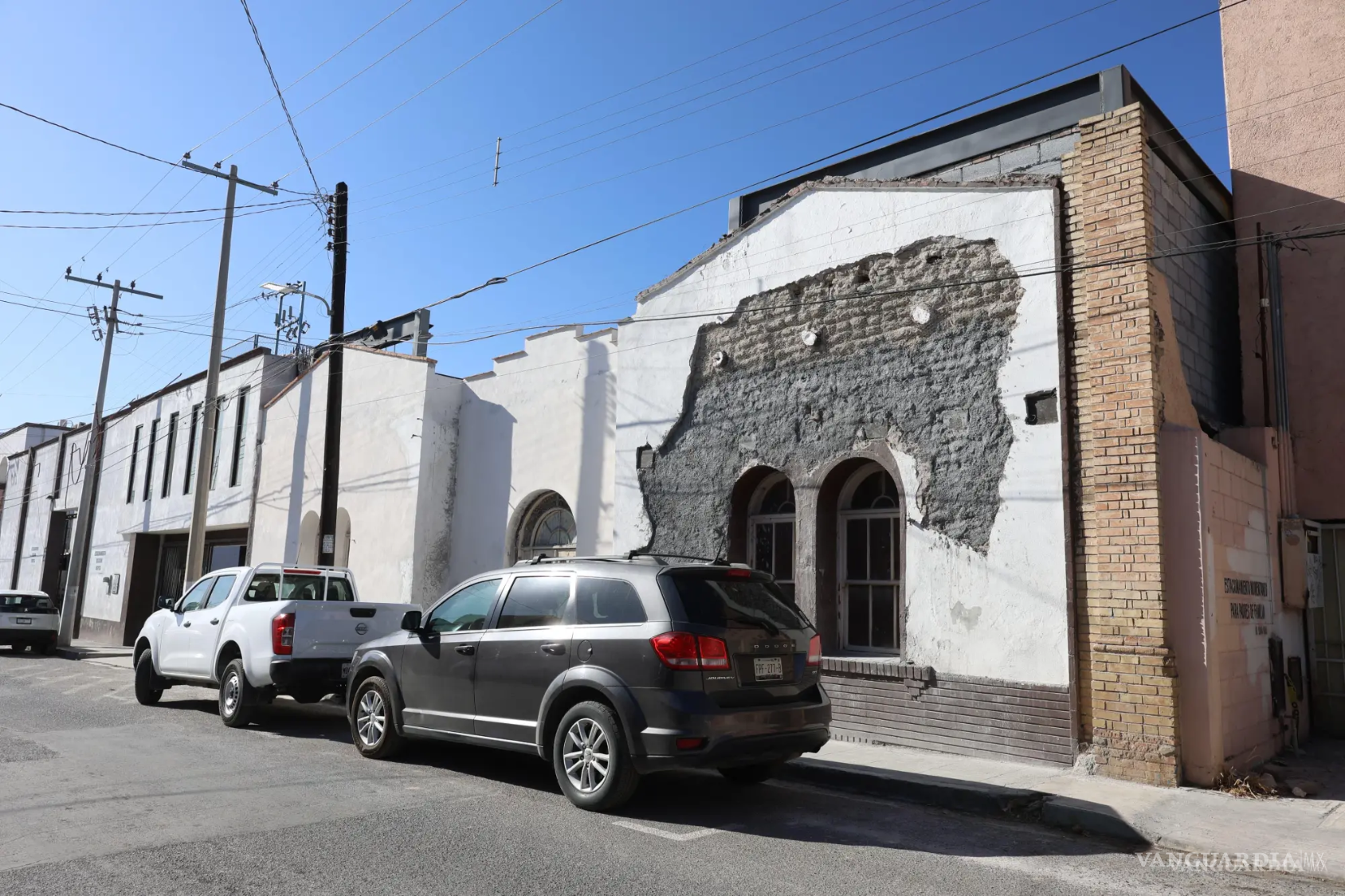 $!La antigua vivienda en la calle Ateneo fue demolida, dejando solo su fachada, para ampliar el estacionamiento de la Clínica Santa Teresa.