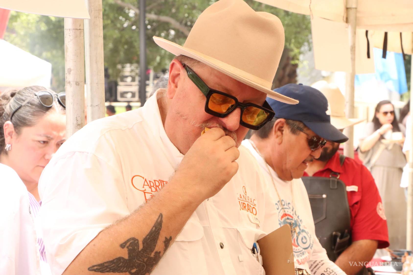 $!Los jueces, como el chef Herrera, enfrentaron la difícil tarea de elegir al mejor sabor entre auténticas joyas del asador.