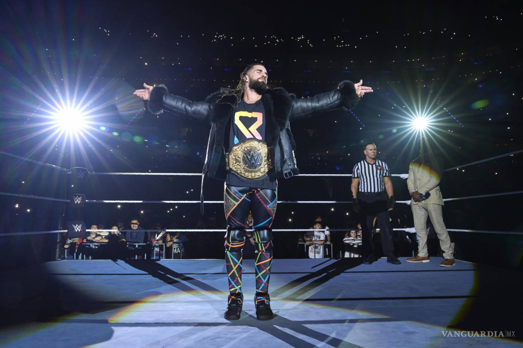 $!Durante casi cinco minutos, la gente coreó el tema de entrada de Rollins.