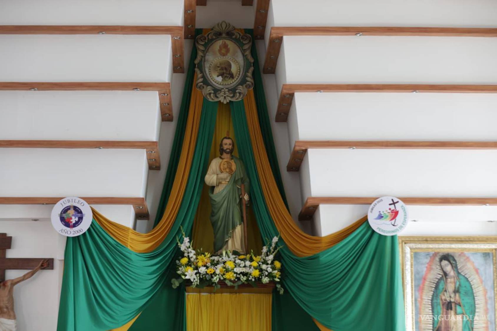 $!La iglesia de San Judas Tadeo, ubicada en la calle José María La Fragua en Saltillo, se convierte cada 28 de octubre en el epicentro de la devoción, recibiendo a cientos de fieles que llegan a cumplir promesas, encender veladoras y participar en la misa principal del novenario.