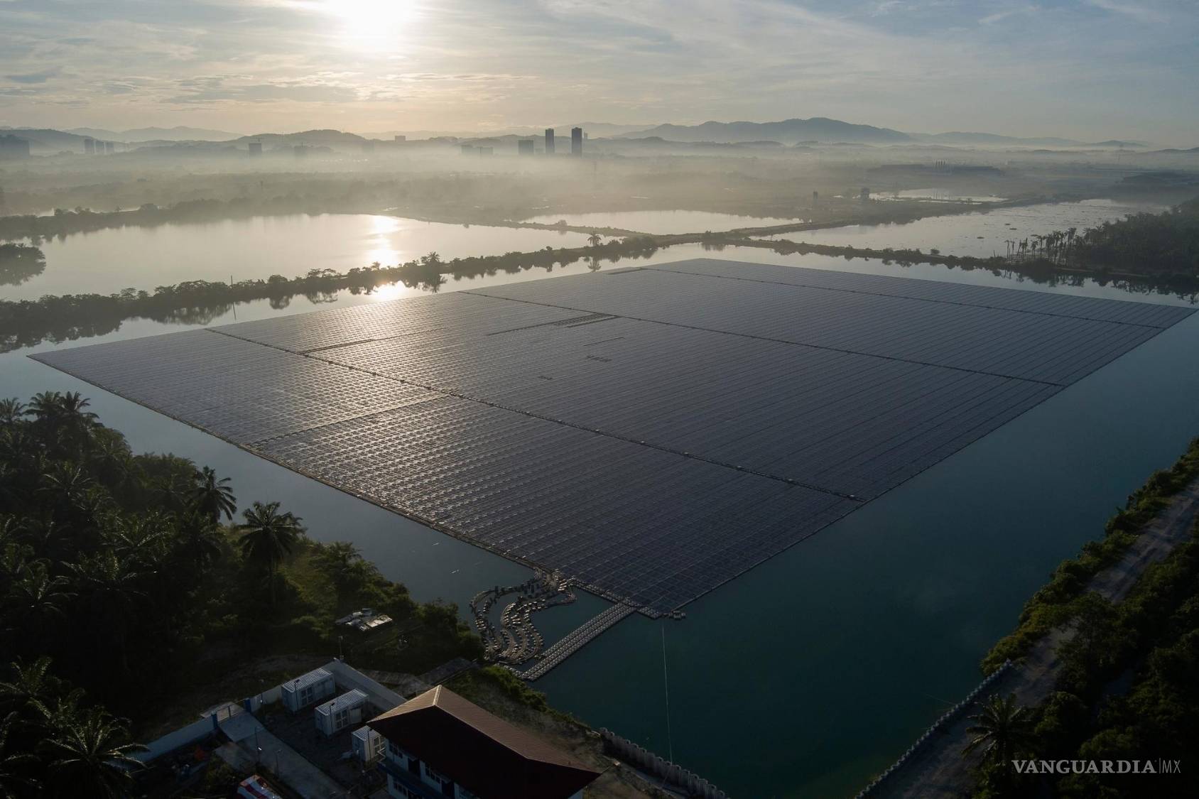 $!El sol sale sobre paneles solares flotantes el 3 de mayo de 2023 en Selangor, Malasia.