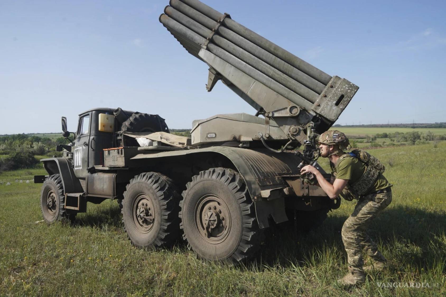 $!Un soldado de la 30.ª Brigada Mecanizada Independiente de Ucrania se prepara para disparar un lanzacohetes contra posiciones rusas en la línea del frente en la región de Donetsk.