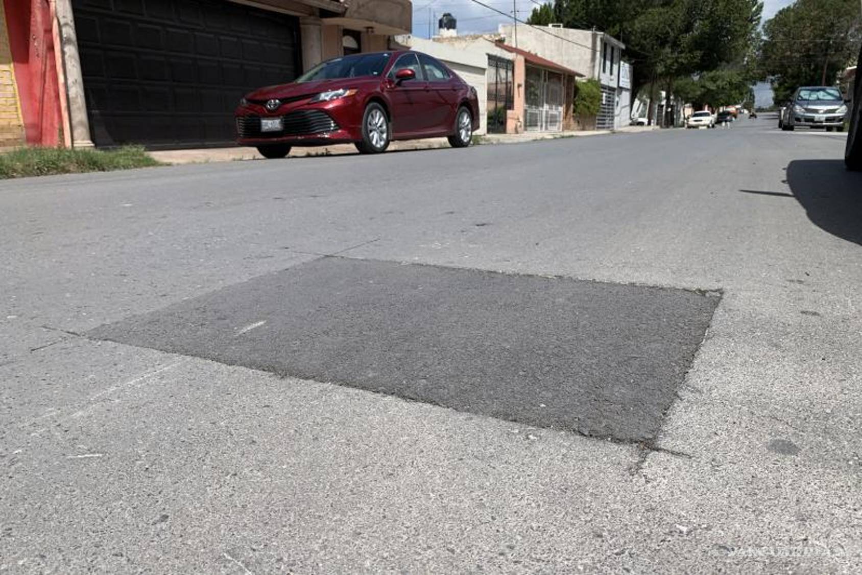 $!El cubrir los baches tiene un costo para los vecinos.