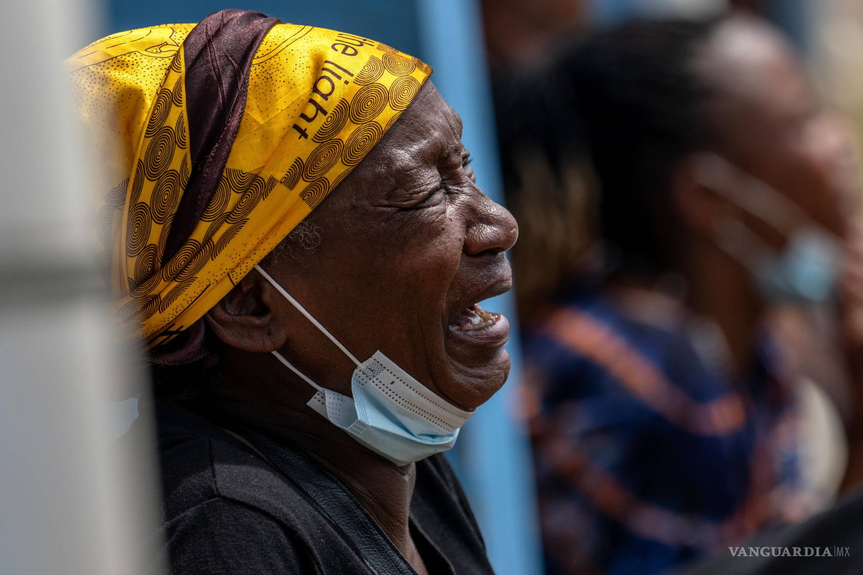 $!Una mujer llora a su hijo, que murió de ébola, en el Hospital General de Bunia, Congo.