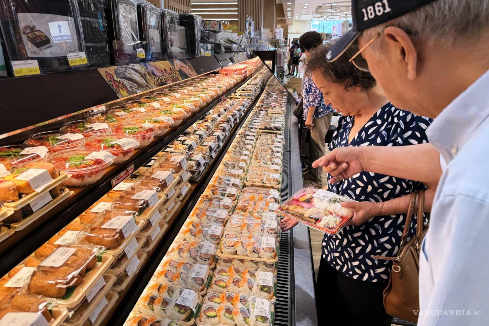$!Un cliente compra en un supermercado de Arlington Heights, Illinois. La aprobación actual de Trump en economía representa una caída de 14 puntos porcentuales respecto de marzo de 2025.