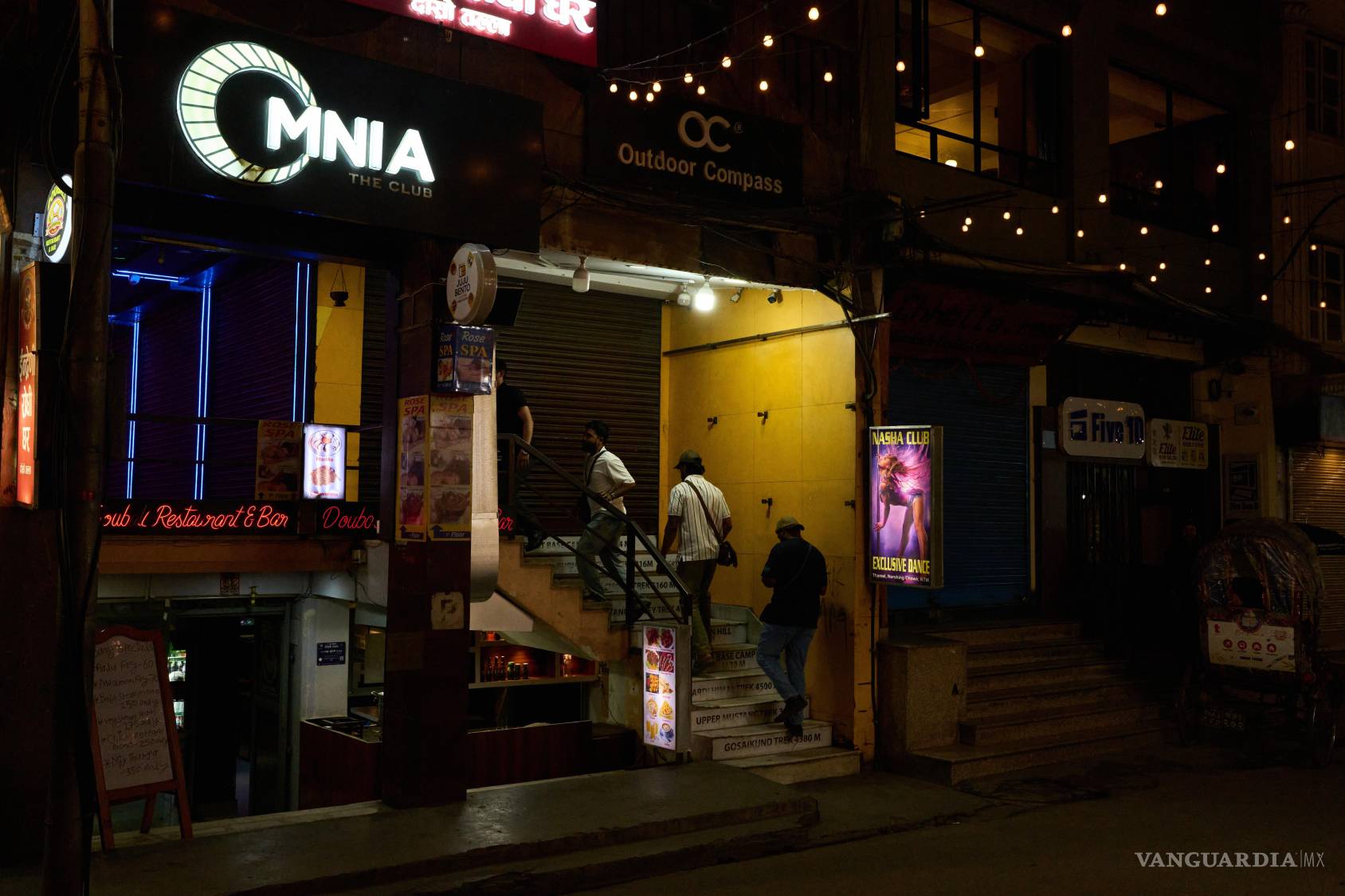$!Hombres entrar a un club en Katmandú, Nepal.