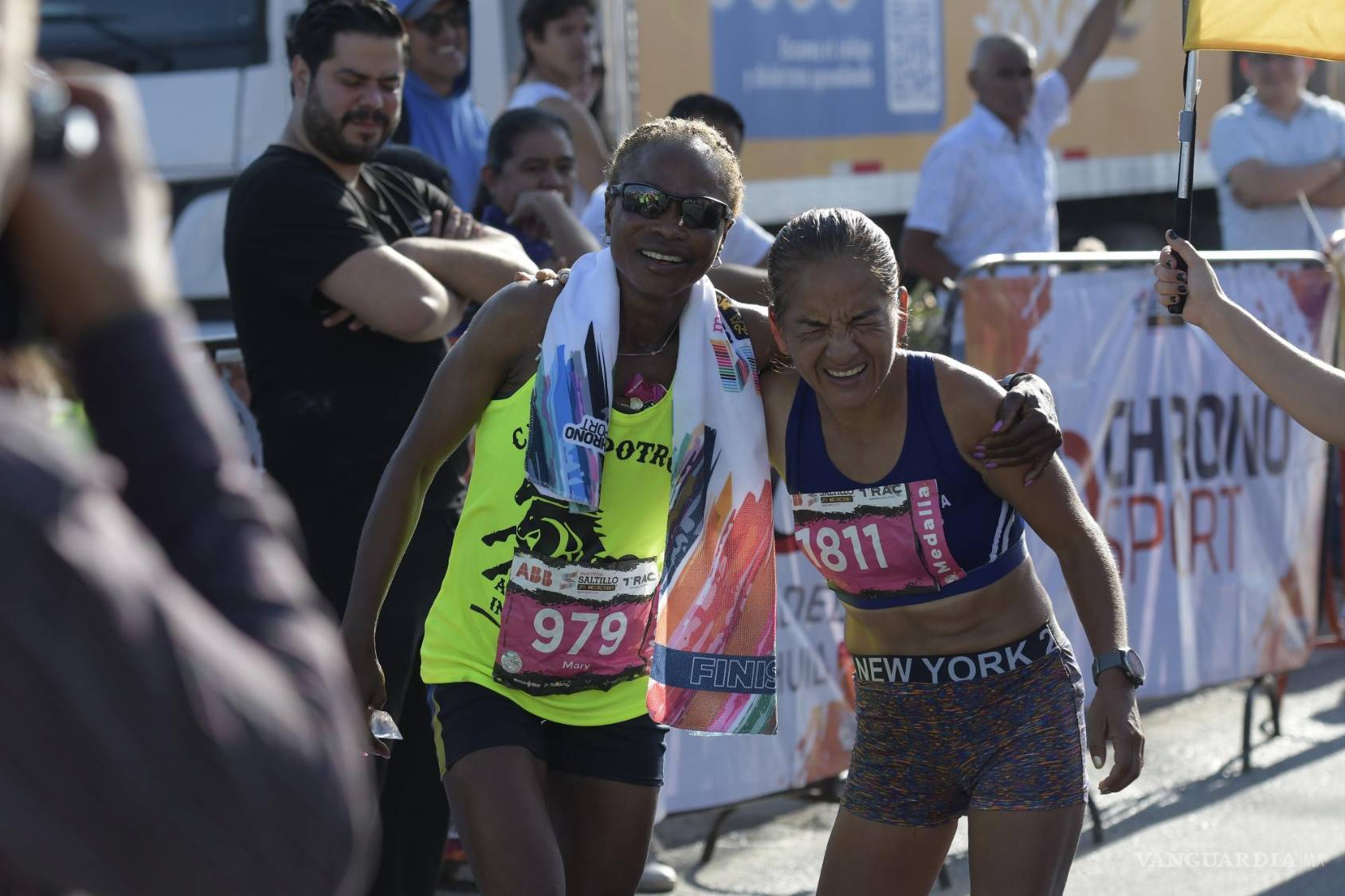 $!Las dos ganadoras del primero y segundo lugar, respectivamente, se demostraron su apoyo incondicional al terminar el conteo.