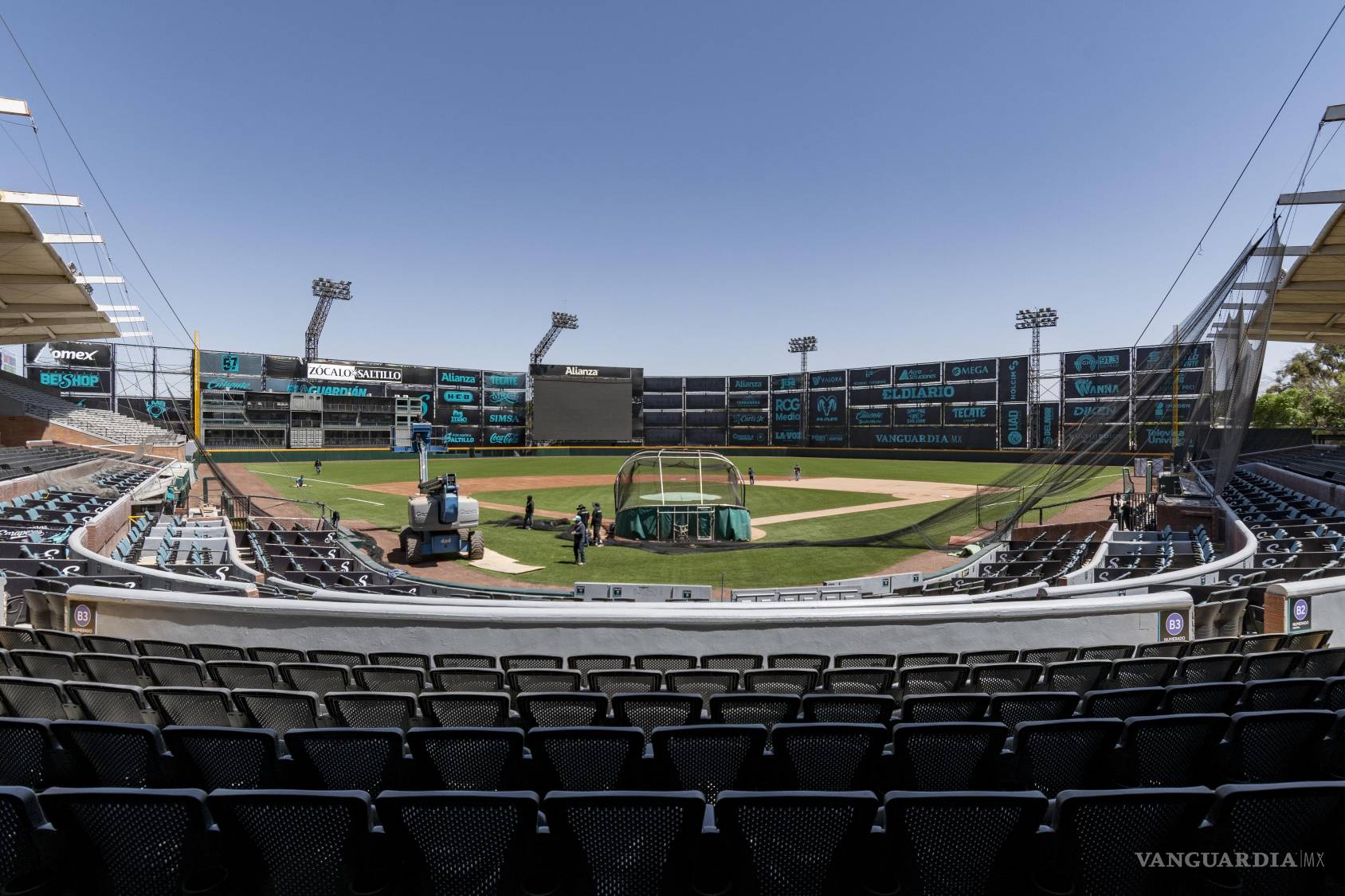$!El nuevo terreno del Estadio Francisco I. Madero cuenta con 8 mil 720 metros cuadrados de pasto sintético de última generación, similar al utilizado en equipos de Grandes Ligas.