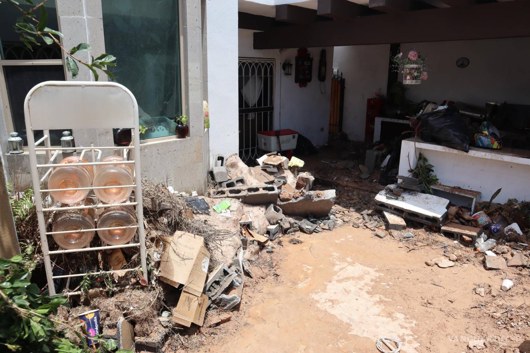 $!La casa de doña Josefina quedó inundada de lodo y basura.