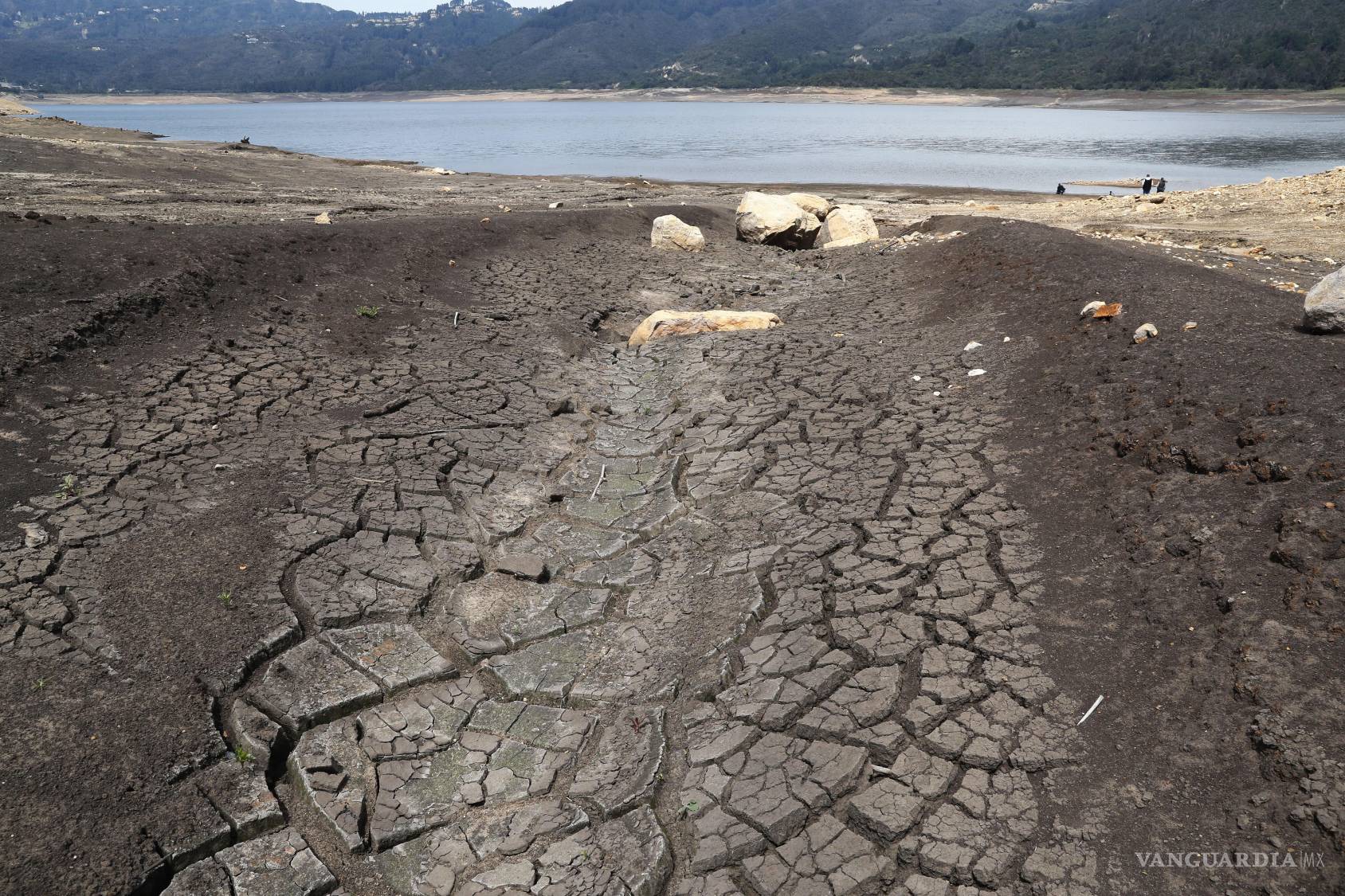 $!Playas formadas por la falta de agua en el embalse San Rafael, ubicado en el municipio de La Calera (Colombia).
