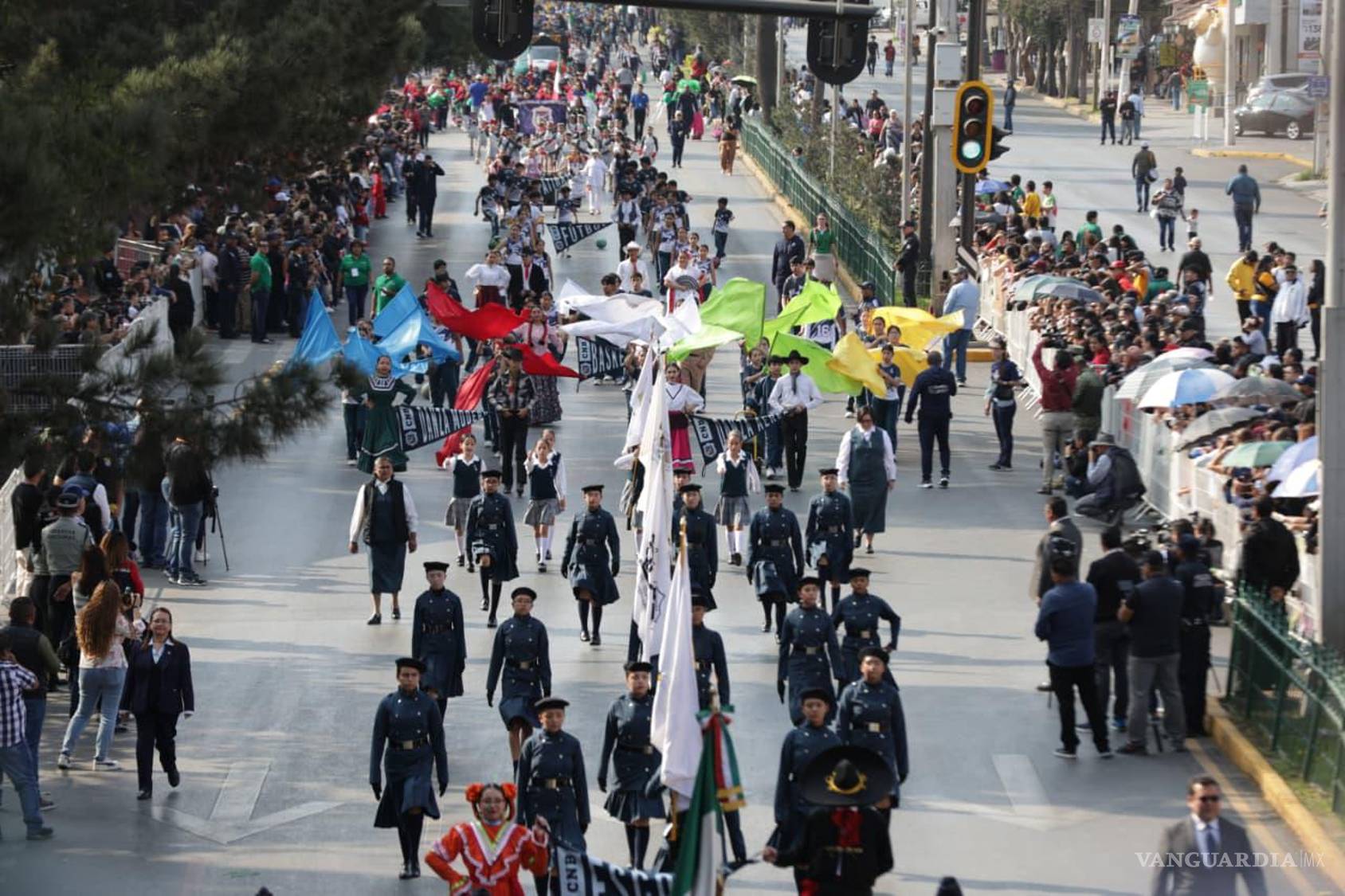 $!Participantes recorren la vialidad con figuras, vestuarios y escenografías elaboradas por alumnos y docentes.