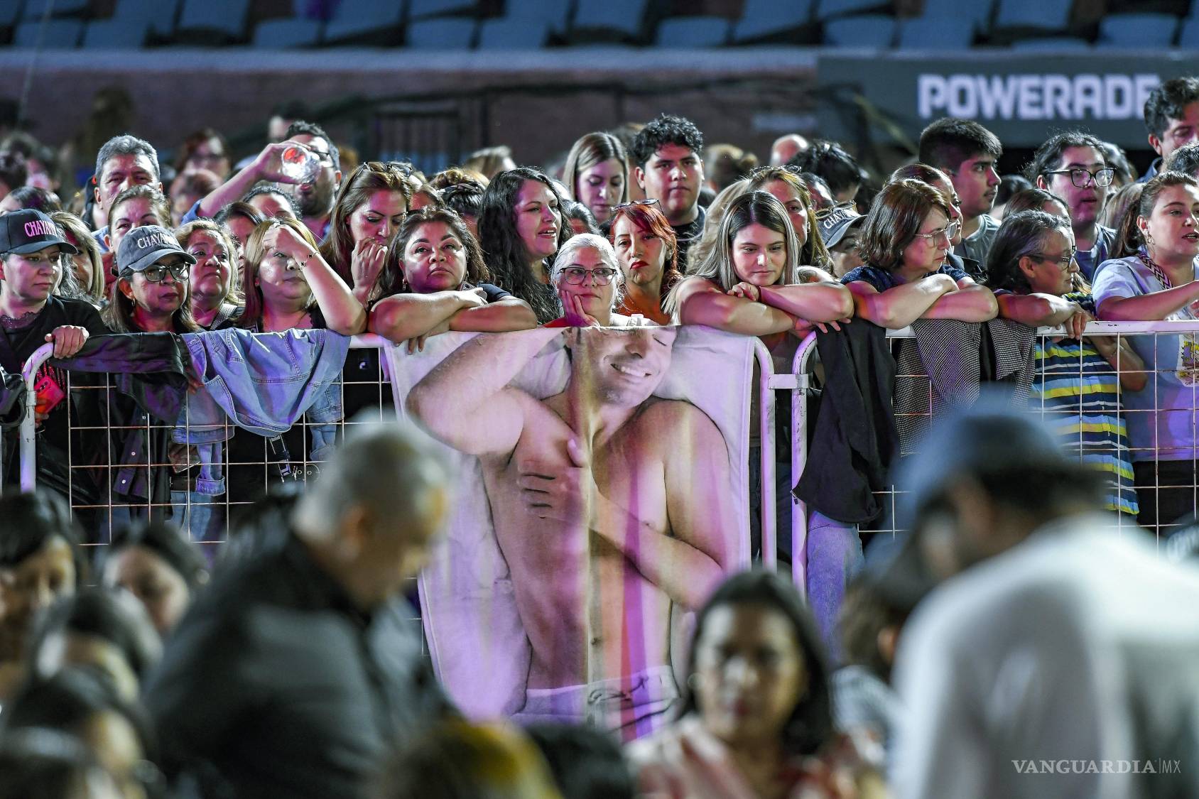 $!Chayanne reconquista el corazón de las mamás de Saltillo con una noche de ritmo y nostalgia