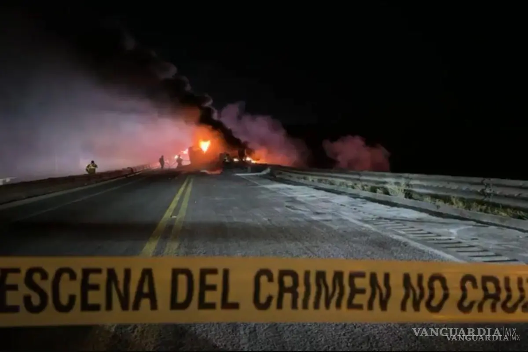 $!Mueren calcinadas dos personas tras choque fontal en el libramiento Norponiente.